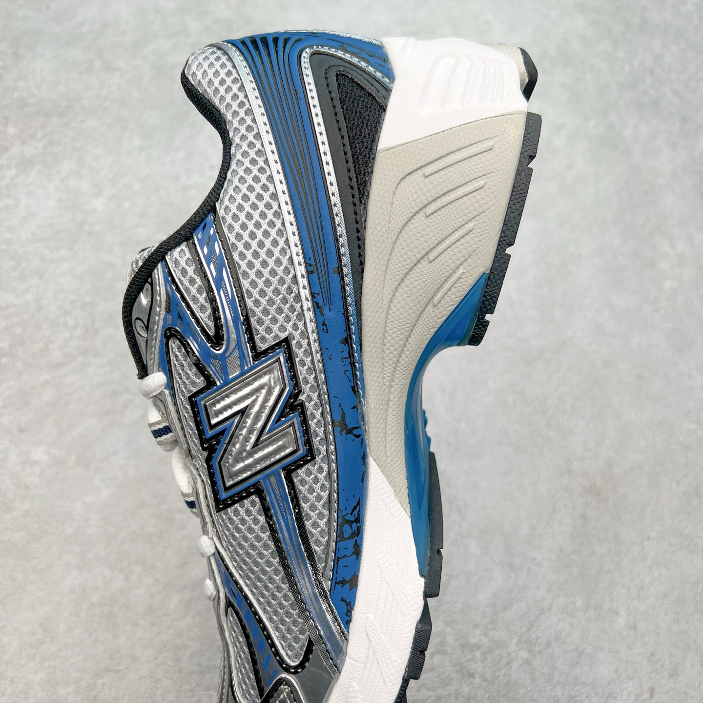 图片[7]-New Balance MR740 NB新百伦系列复古老爹风休闲运动慢跑鞋 采用轻质牛剖革拼接透气网眼衬垫织物鞋面材质 T-Beam大底提供足步弓支撑 保持步态稳定#后跟搭载外露缓震胶 鞋身整体以各种深浅不一的灰色覆盖 鞋头以淡蓝色调装饰，网眼衬垫通过不规律的色块实现做旧的美感 泛黄的鞋底更是进一步增添了复古气息 尺码：36 37 37.5 38 38.5 39.5 40 40.5 41.5 42 42.5 43 44 44.5 45-选品中心