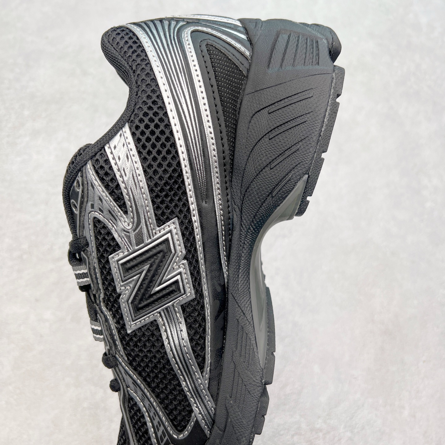 图片[7]-New Balance MR740 NB新百伦系列复古老爹风休闲运动慢跑鞋 采用轻质牛剖革拼接透气网眼衬垫织物鞋面材质 T-Beam大底提供足步弓支撑 保持步态稳定#后跟搭载外露缓震胶 鞋身整体以各种深浅不一的灰色覆盖 鞋头以淡蓝色调装饰，网眼衬垫通过不规律的色块实现做旧的美感 泛黄的鞋底更是进一步增添了复古气息 尺码：36 37 37.5 38 38.5 39.5 40 40.5 41.5 42 42.5 43 44 44.5 45-选品中心