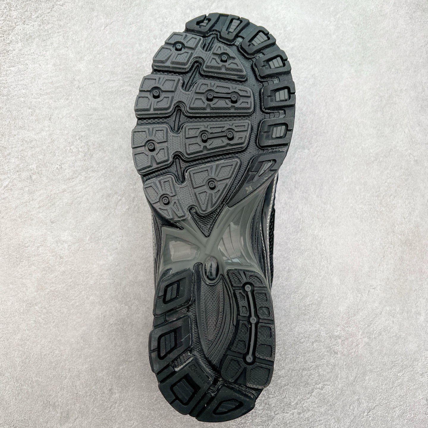 图片[9]-New Balance MR740 NB新百伦系列复古老爹风休闲运动慢跑鞋 采用轻质牛剖革拼接透气网眼衬垫织物鞋面材质 T-Beam大底提供足步弓支撑 保持步态稳定#后跟搭载外露缓震胶 鞋身整体以各种深浅不一的灰色覆盖 鞋头以淡蓝色调装饰，网眼衬垫通过不规律的色块实现做旧的美感 泛黄的鞋底更是进一步增添了复古气息 尺码：36 37 37.5 38 38.5 39.5 40 40.5 41.5 42 42.5 43 44 44.5 45-选品中心