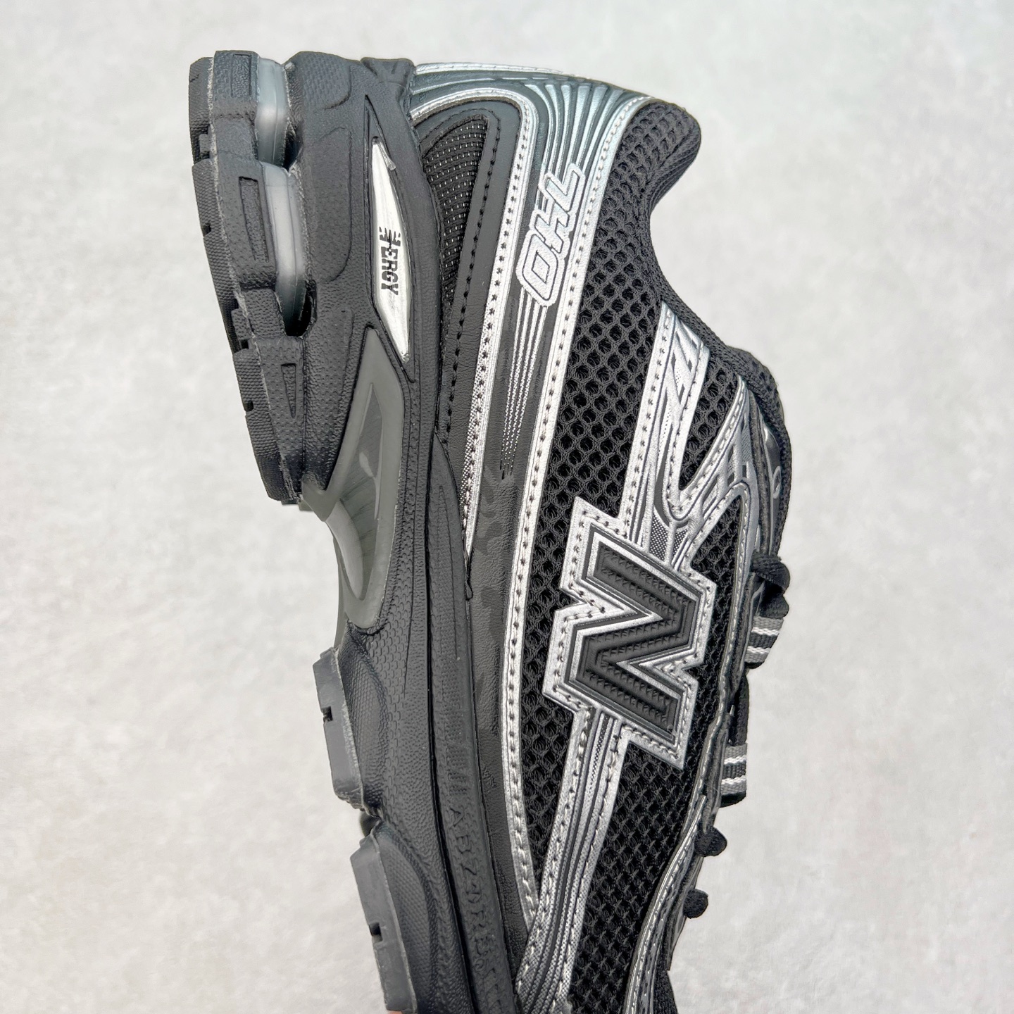 图片[6]-New Balance MR740 NB新百伦系列复古老爹风休闲运动慢跑鞋 采用轻质牛剖革拼接透气网眼衬垫织物鞋面材质 T-Beam大底提供足步弓支撑 保持步态稳定#后跟搭载外露缓震胶 鞋身整体以各种深浅不一的灰色覆盖 鞋头以淡蓝色调装饰，网眼衬垫通过不规律的色块实现做旧的美感 泛黄的鞋底更是进一步增添了复古气息 尺码：36 37 37.5 38 38.5 39.5 40 40.5 41.5 42 42.5 43 44 44.5 45-选品中心