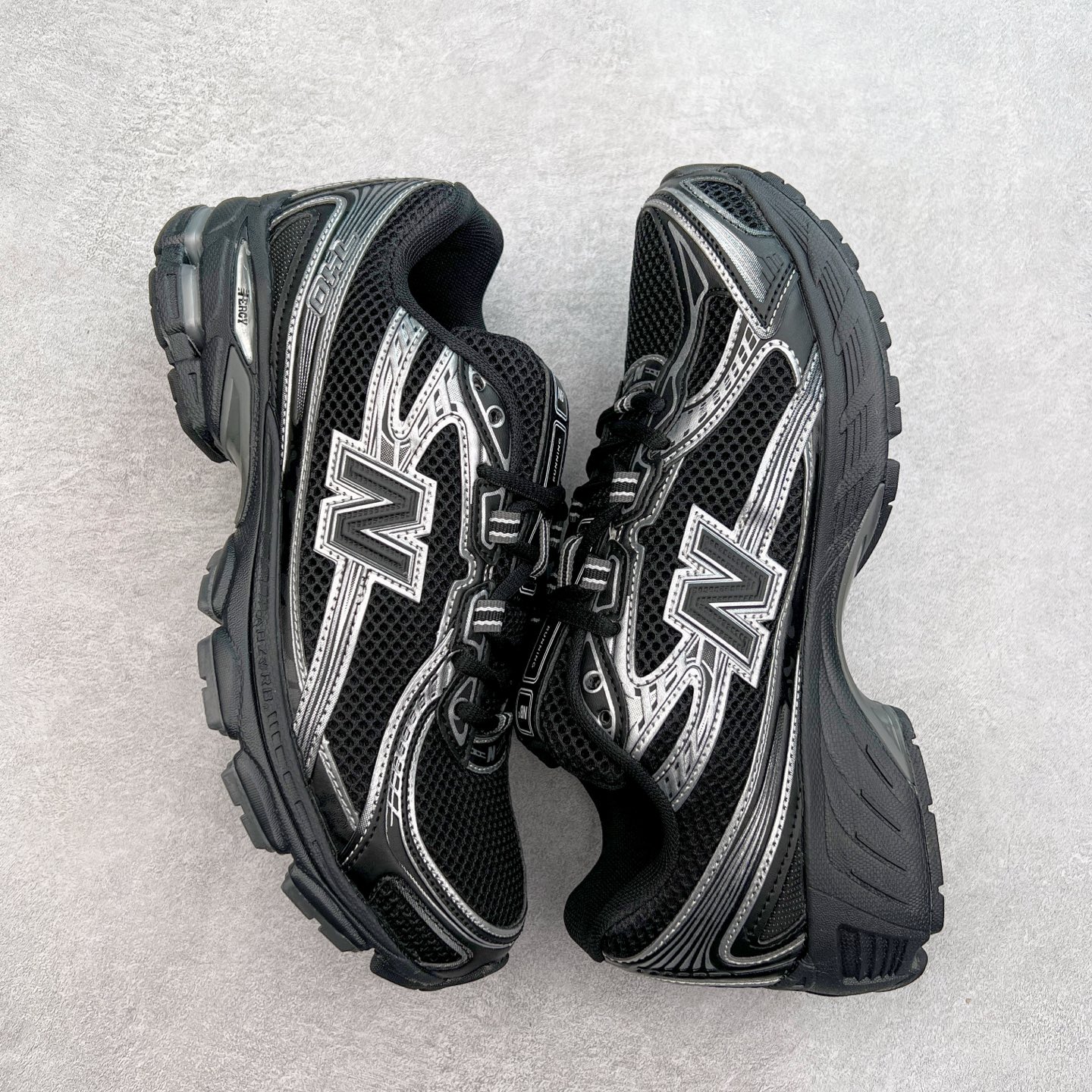 图片[3]-New Balance MR740 NB新百伦系列复古老爹风休闲运动慢跑鞋 采用轻质牛剖革拼接透气网眼衬垫织物鞋面材质 T-Beam大底提供足步弓支撑 保持步态稳定#后跟搭载外露缓震胶 鞋身整体以各种深浅不一的灰色覆盖 鞋头以淡蓝色调装饰，网眼衬垫通过不规律的色块实现做旧的美感 泛黄的鞋底更是进一步增添了复古气息 尺码：36 37 37.5 38 38.5 39.5 40 40.5 41.5 42 42.5 43 44 44.5 45-选品中心