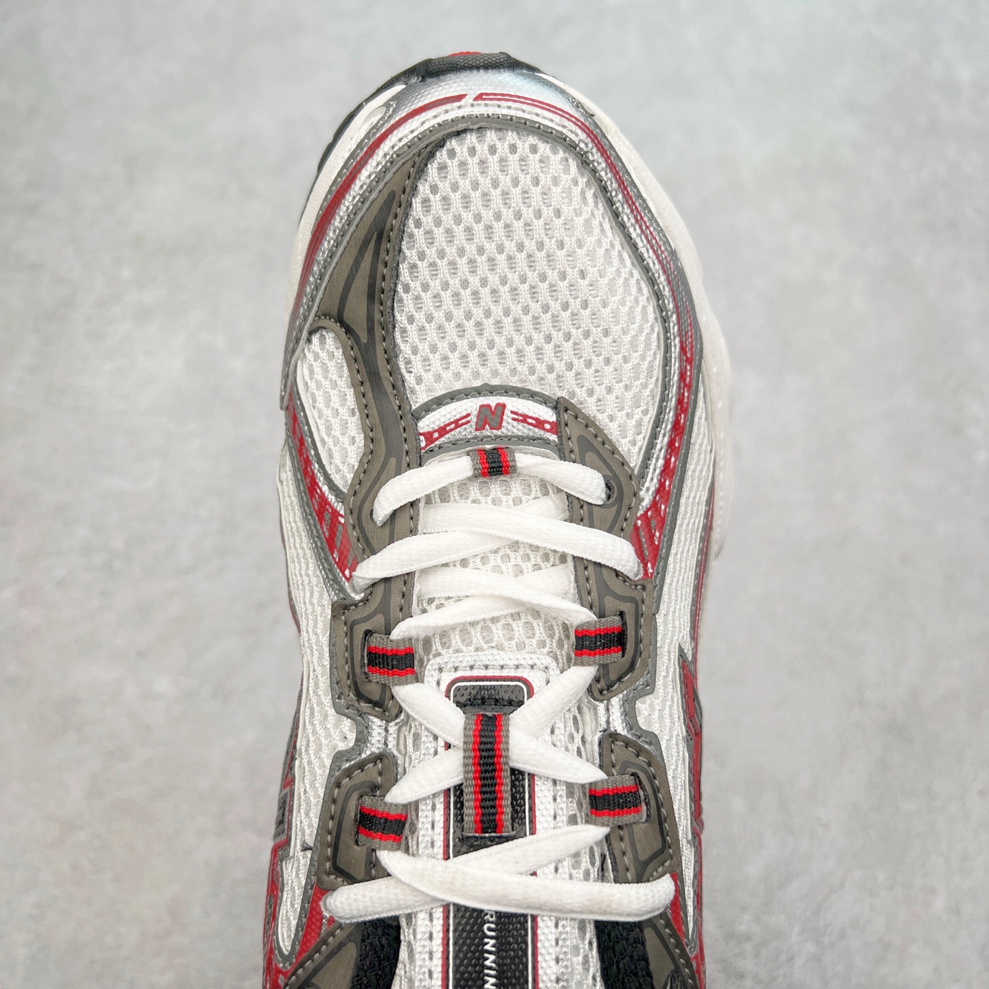 图片[4]-New Balance MR740 NB新百伦系列复古老爹风休闲运动慢跑鞋 采用轻质牛剖革拼接透气网眼衬垫织物鞋面材质 T-Beam大底提供足步弓支撑 保持步态稳定#后跟搭载外露缓震胶 鞋身整体以各种深浅不一的灰色覆盖 鞋头以淡蓝色调装饰，网眼衬垫通过不规律的色块实现做旧的美感 泛黄的鞋底更是进一步增添了复古气息 尺码：36 37 37.5 38 38.5 39.5 40 40.5 41.5 42 42.5 43 44 44.5 45-选品中心