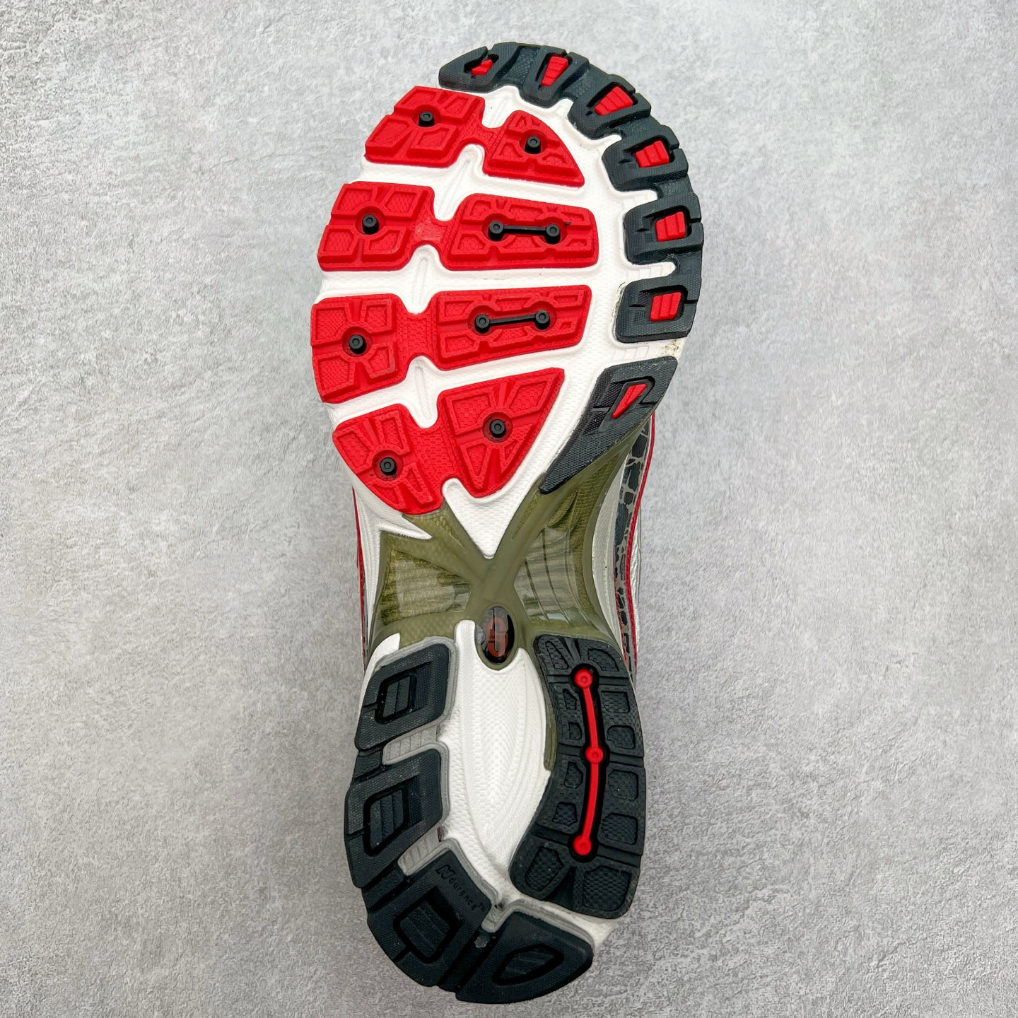 图片[9]-New Balance MR740 NB新百伦系列复古老爹风休闲运动慢跑鞋 采用轻质牛剖革拼接透气网眼衬垫织物鞋面材质 T-Beam大底提供足步弓支撑 保持步态稳定#后跟搭载外露缓震胶 鞋身整体以各种深浅不一的灰色覆盖 鞋头以淡蓝色调装饰，网眼衬垫通过不规律的色块实现做旧的美感 泛黄的鞋底更是进一步增添了复古气息 尺码：36 37 37.5 38 38.5 39.5 40 40.5 41.5 42 42.5 43 44 44.5 45-选品中心