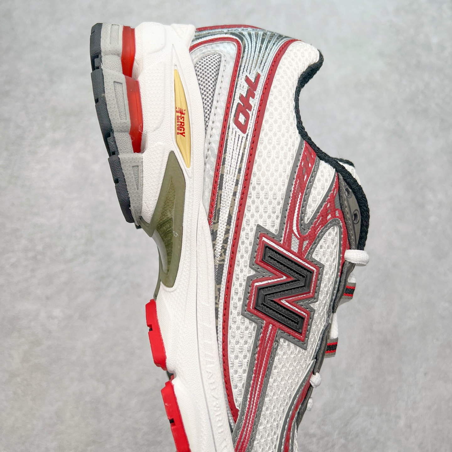 图片[6]-New Balance MR740 NB新百伦系列复古老爹风休闲运动慢跑鞋 采用轻质牛剖革拼接透气网眼衬垫织物鞋面材质 T-Beam大底提供足步弓支撑 保持步态稳定#后跟搭载外露缓震胶 鞋身整体以各种深浅不一的灰色覆盖 鞋头以淡蓝色调装饰，网眼衬垫通过不规律的色块实现做旧的美感 泛黄的鞋底更是进一步增添了复古气息 尺码：36 37 37.5 38 38.5 39.5 40 40.5 41.5 42 42.5 43 44 44.5 45-选品中心