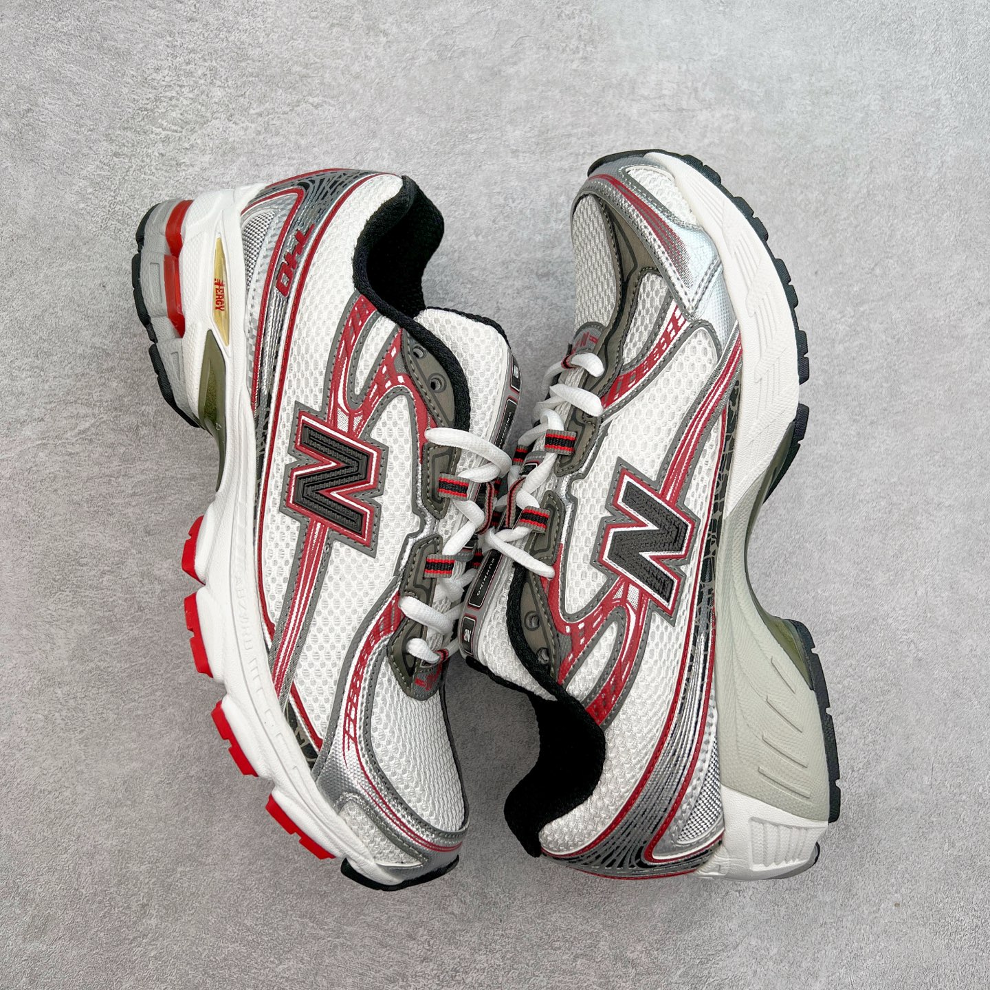 图片[3]-New Balance MR740 NB新百伦系列复古老爹风休闲运动慢跑鞋 采用轻质牛剖革拼接透气网眼衬垫织物鞋面材质 T-Beam大底提供足步弓支撑 保持步态稳定#后跟搭载外露缓震胶 鞋身整体以各种深浅不一的灰色覆盖 鞋头以淡蓝色调装饰，网眼衬垫通过不规律的色块实现做旧的美感 泛黄的鞋底更是进一步增添了复古气息 尺码：36 37 37.5 38 38.5 39.5 40 40.5 41.5 42 42.5 43 44 44.5 45-选品中心