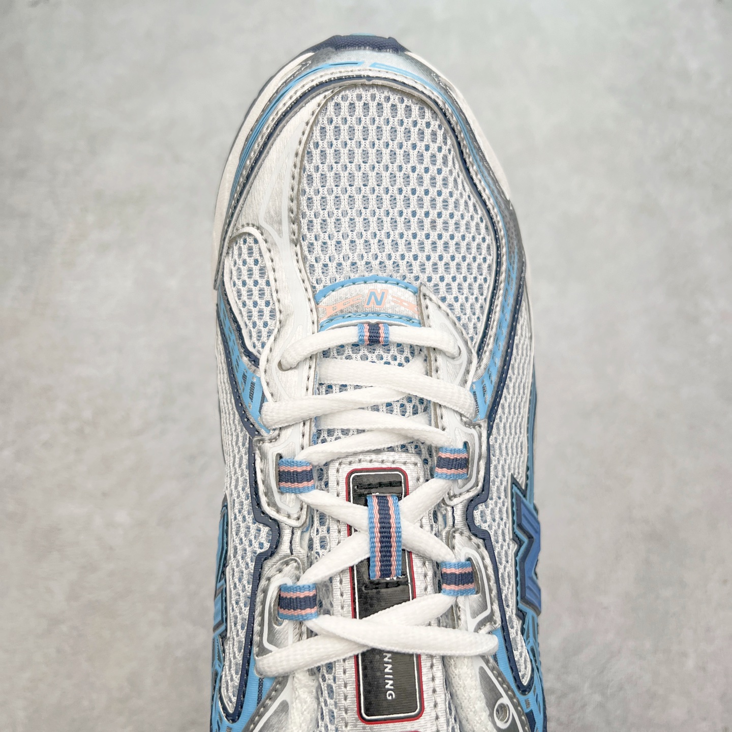 图片[4]-New Balance MR740 NB新百伦系列复古老爹风休闲运动慢跑鞋 采用轻质牛剖革拼接透气网眼衬垫织物鞋面材质 T-Beam大底提供足步弓支撑 保持步态稳定#后跟搭载外露缓震胶 鞋身整体以各种深浅不一的灰色覆盖 鞋头以淡蓝色调装饰，网眼衬垫通过不规律的色块实现做旧的美感 泛黄的鞋底更是进一步增添了复古气息 尺码：36 37 37.5 38 38.5 39.5 40 40.5 41.5 42 42.5 43 44 44.5 45-选品中心