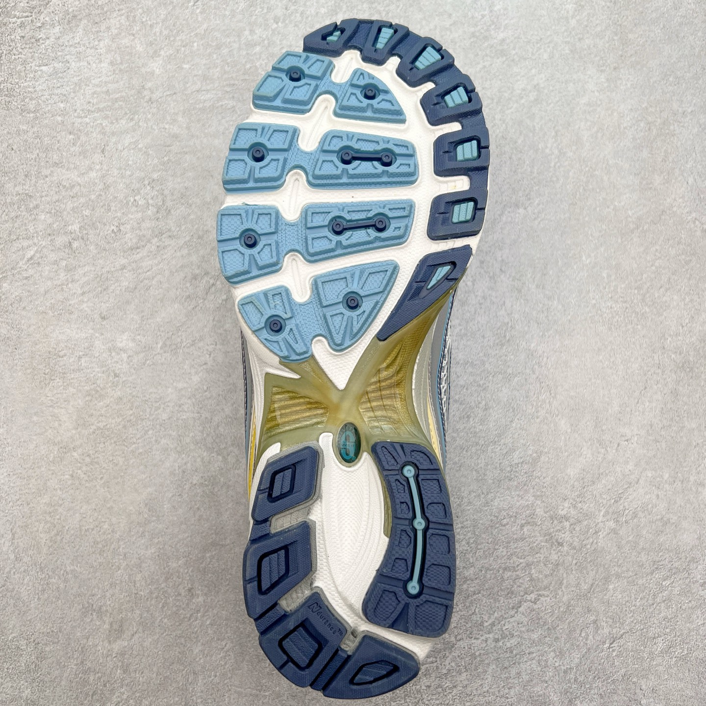 图片[9]-New Balance MR740 NB新百伦系列复古老爹风休闲运动慢跑鞋 采用轻质牛剖革拼接透气网眼衬垫织物鞋面材质 T-Beam大底提供足步弓支撑 保持步态稳定#后跟搭载外露缓震胶 鞋身整体以各种深浅不一的灰色覆盖 鞋头以淡蓝色调装饰，网眼衬垫通过不规律的色块实现做旧的美感 泛黄的鞋底更是进一步增添了复古气息 尺码：36 37 37.5 38 38.5 39.5 40 40.5 41.5 42 42.5 43 44 44.5 45-选品中心