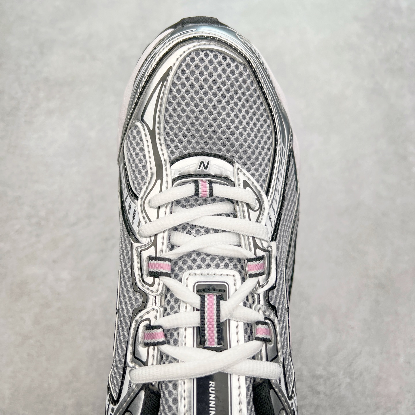 图片[4]-New Balance MR740 NB新百伦系列复古老爹风休闲运动慢跑鞋 采用轻质牛剖革拼接透气网眼衬垫织物鞋面材质 T-Beam大底提供足步弓支撑 保持步态稳定#后跟搭载外露缓震胶 鞋身整体以各种深浅不一的灰色覆盖 鞋头以淡蓝色调装饰，网眼衬垫通过不规律的色块实现做旧的美感 泛黄的鞋底更是进一步增添了复古气息 尺码：36 37 37.5 38 38.5 39.5 40 40.5 41.5 42 42.5 43 44 44.5 45-选品中心