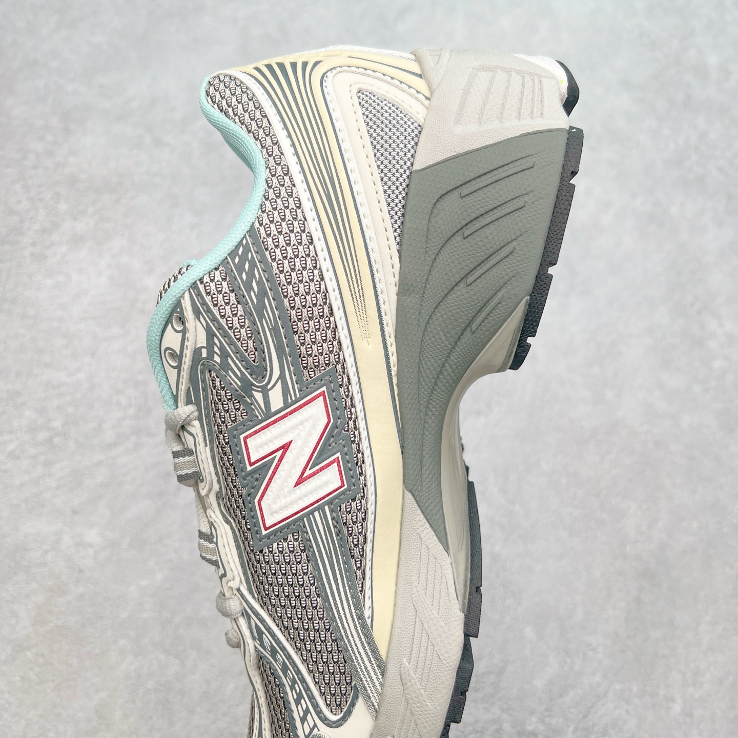 图片[7]-New Balance MR740 NB新百伦系列复古老爹风休闲运动慢跑鞋 采用轻质牛剖革拼接透气网眼衬垫织物鞋面材质 T-Beam大底提供足步弓支撑 保持步态稳定#后跟搭载外露缓震胶 鞋身整体以各种深浅不一的灰色覆盖 鞋头以淡蓝色调装饰，网眼衬垫通过不规律的色块实现做旧的美感 泛黄的鞋底更是进一步增添了复古气息 尺码：36 37 37.5 38 38.5 39.5 40 40.5 41.5 42 42.5 43 44 44.5 45-选品中心