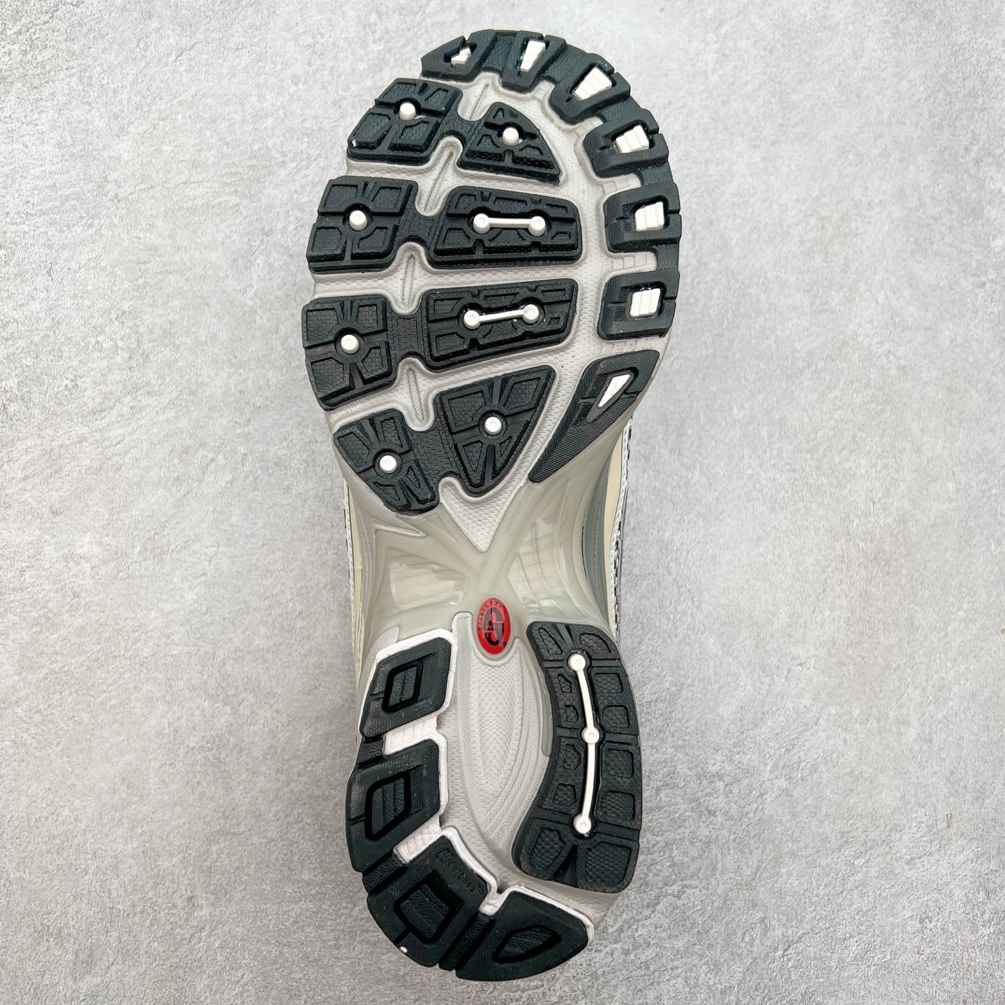 图片[9]-New Balance MR740 NB新百伦系列复古老爹风休闲运动慢跑鞋 采用轻质牛剖革拼接透气网眼衬垫织物鞋面材质 T-Beam大底提供足步弓支撑 保持步态稳定#后跟搭载外露缓震胶 鞋身整体以各种深浅不一的灰色覆盖 鞋头以淡蓝色调装饰，网眼衬垫通过不规律的色块实现做旧的美感 泛黄的鞋底更是进一步增添了复古气息 尺码：36 37 37.5 38 38.5 39.5 40 40.5 41.5 42 42.5 43 44 44.5 45-选品中心