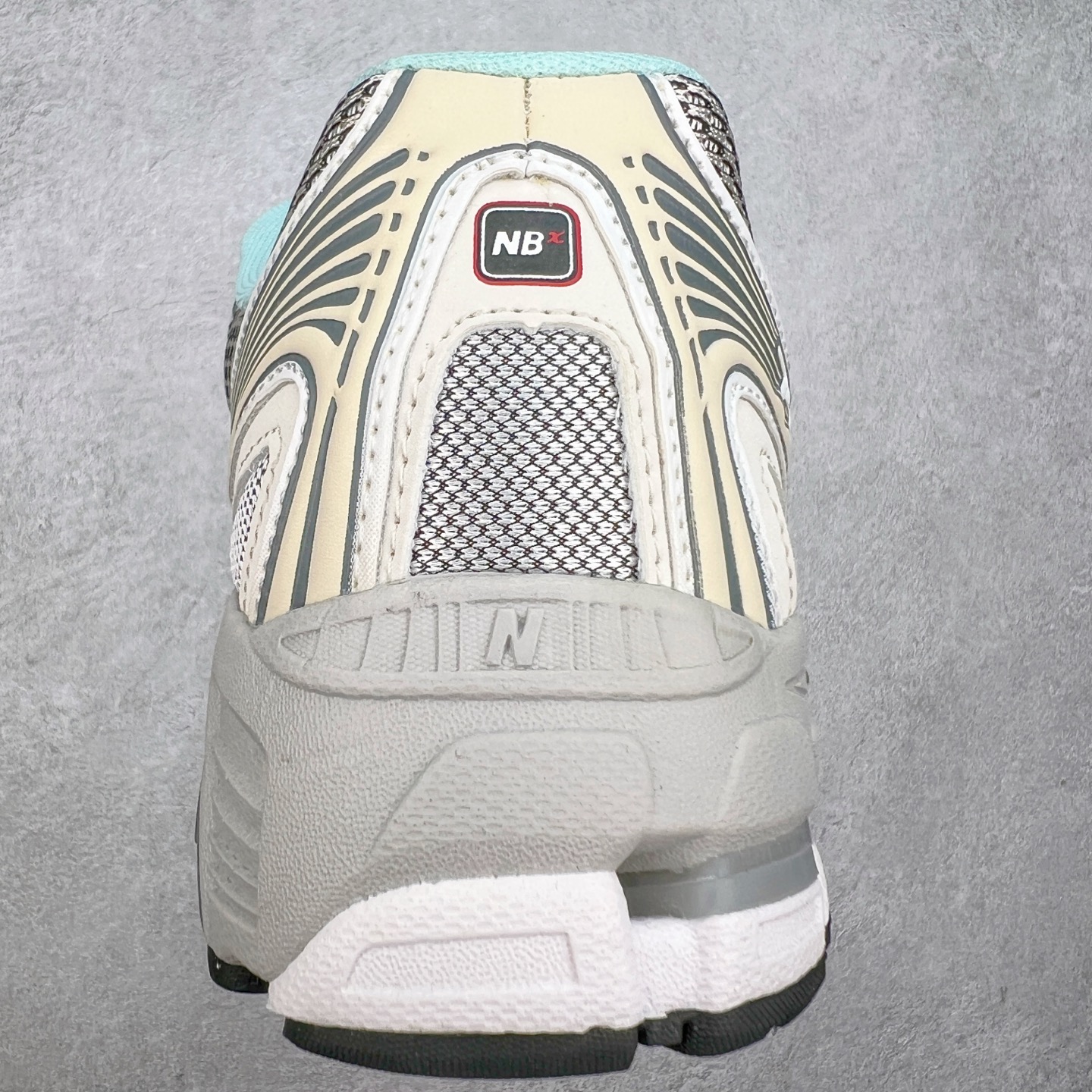 图片[8]-New Balance MR740 NB新百伦系列复古老爹风休闲运动慢跑鞋 采用轻质牛剖革拼接透气网眼衬垫织物鞋面材质 T-Beam大底提供足步弓支撑 保持步态稳定#后跟搭载外露缓震胶 鞋身整体以各种深浅不一的灰色覆盖 鞋头以淡蓝色调装饰，网眼衬垫通过不规律的色块实现做旧的美感 泛黄的鞋底更是进一步增添了复古气息 尺码：36 37 37.5 38 38.5 39.5 40 40.5 41.5 42 42.5 43 44 44.5 45-选品中心