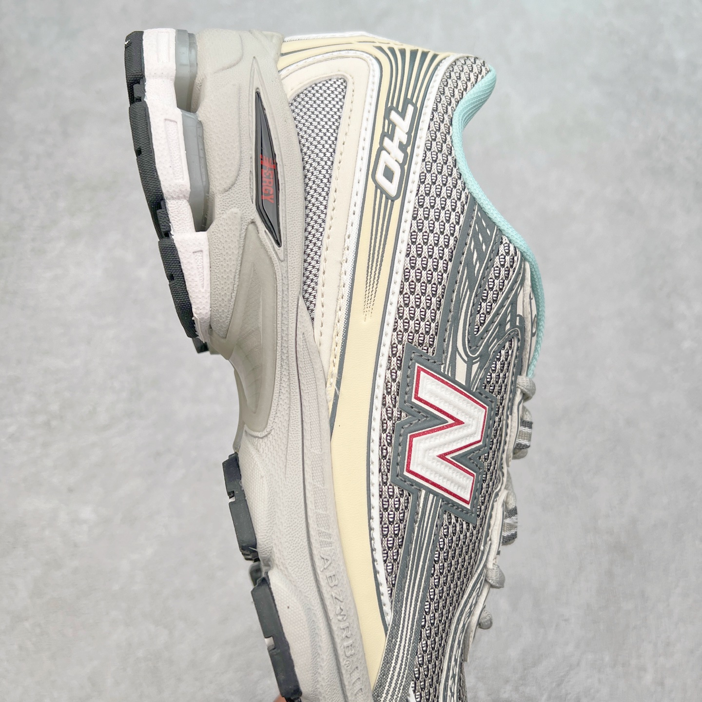 图片[6]-New Balance MR740 NB新百伦系列复古老爹风休闲运动慢跑鞋 采用轻质牛剖革拼接透气网眼衬垫织物鞋面材质 T-Beam大底提供足步弓支撑 保持步态稳定#后跟搭载外露缓震胶 鞋身整体以各种深浅不一的灰色覆盖 鞋头以淡蓝色调装饰，网眼衬垫通过不规律的色块实现做旧的美感 泛黄的鞋底更是进一步增添了复古气息 尺码：36 37 37.5 38 38.5 39.5 40 40.5 41.5 42 42.5 43 44 44.5 45-选品中心