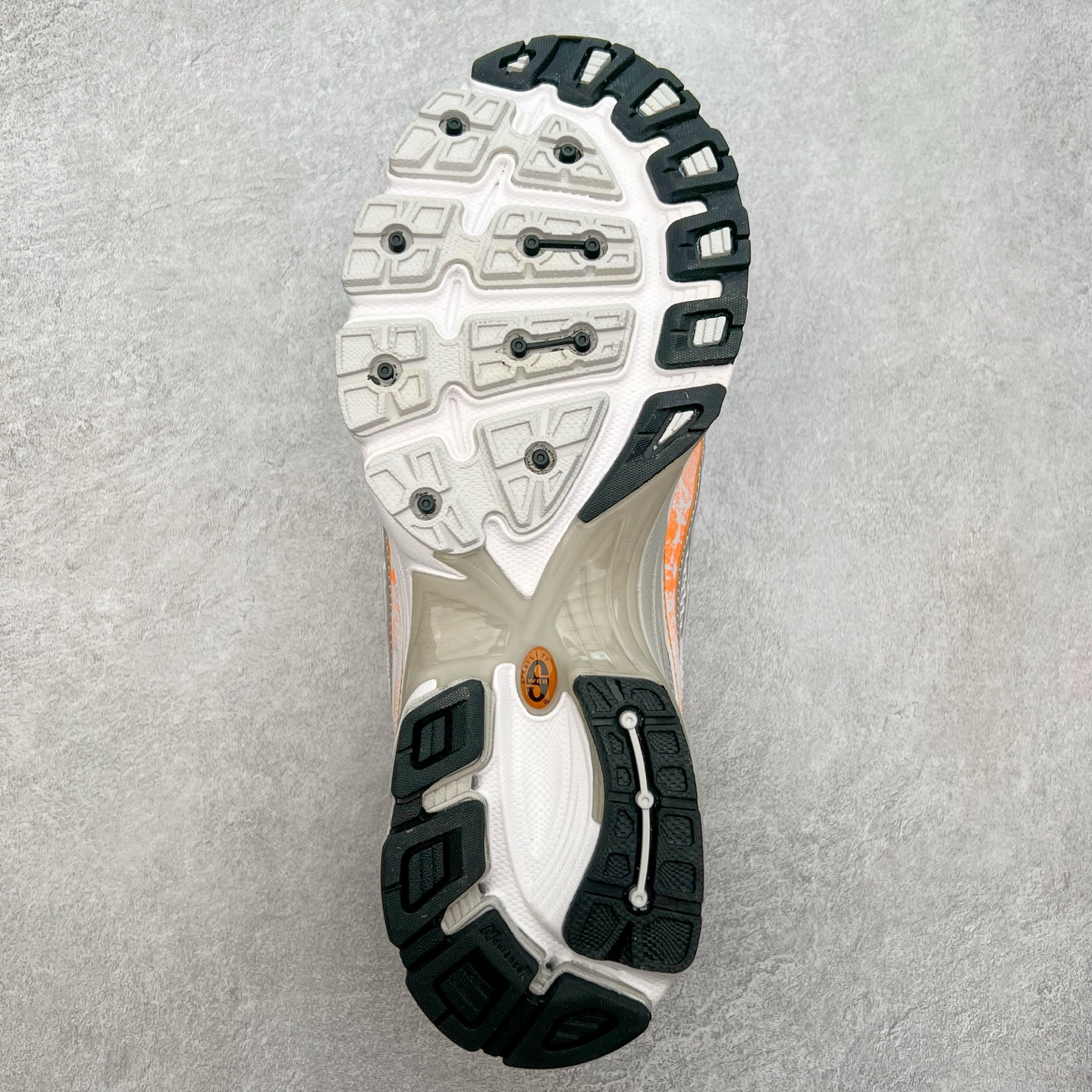 图片[9]-New Balance MR740 NB新百伦系列复古老爹风休闲运动慢跑鞋 采用轻质牛剖革拼接透气网眼衬垫织物鞋面材质 T-Beam大底提供足步弓支撑 保持步态稳定#后跟搭载外露缓震胶 鞋身整体以各种深浅不一的灰色覆盖 鞋头以淡蓝色调装饰，网眼衬垫通过不规律的色块实现做旧的美感 泛黄的鞋底更是进一步增添了复古气息 尺码：36 37 37.5 38 38.5 39.5 40 40.5 41.5 42 42.5 43 44 44.5 45-选品中心