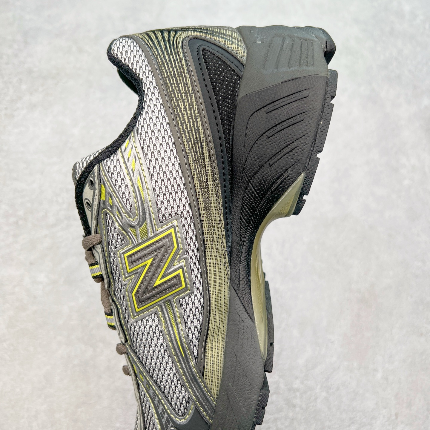 图片[7]-New Balance MR740 NB新百伦系列复古老爹风休闲运动慢跑鞋 采用轻质牛剖革拼接透气网眼衬垫织物鞋面材质 T-Beam大底提供足步弓支撑 保持步态稳定#后跟搭载外露缓震胶 鞋身整体以各种深浅不一的灰色覆盖 鞋头以淡蓝色调装饰，网眼衬垫通过不规律的色块实现做旧的美感 泛黄的鞋底更是进一步增添了复古气息 尺码：36 37 37.5 38 38.5 39.5 40 40.5 41.5 42 42.5 43 44 44.5 45-选品中心