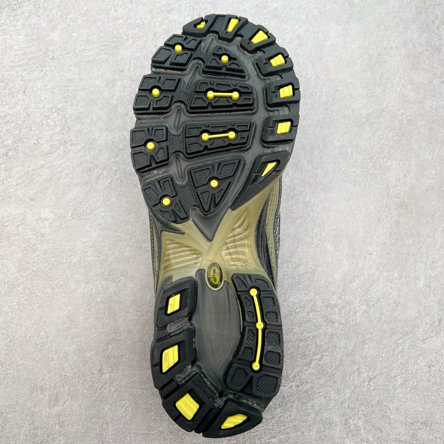 图片[9]-New Balance MR740 NB新百伦系列复古老爹风休闲运动慢跑鞋 采用轻质牛剖革拼接透气网眼衬垫织物鞋面材质 T-Beam大底提供足步弓支撑 保持步态稳定#后跟搭载外露缓震胶 鞋身整体以各种深浅不一的灰色覆盖 鞋头以淡蓝色调装饰，网眼衬垫通过不规律的色块实现做旧的美感 泛黄的鞋底更是进一步增添了复古气息 尺码：36 37 37.5 38 38.5 39.5 40 40.5 41.5 42 42.5 43 44 44.5 45-选品中心