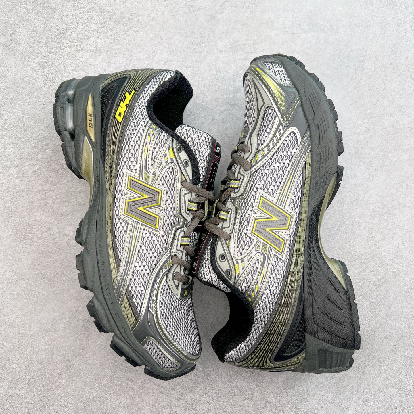 图片[3]-New Balance MR740 NB新百伦系列复古老爹风休闲运动慢跑鞋 采用轻质牛剖革拼接透气网眼衬垫织物鞋面材质 T-Beam大底提供足步弓支撑 保持步态稳定#后跟搭载外露缓震胶 鞋身整体以各种深浅不一的灰色覆盖 鞋头以淡蓝色调装饰，网眼衬垫通过不规律的色块实现做旧的美感 泛黄的鞋底更是进一步增添了复古气息 尺码：36 37 37.5 38 38.5 39.5 40 40.5 41.5 42 42.5 43 44 44.5 45-选品中心