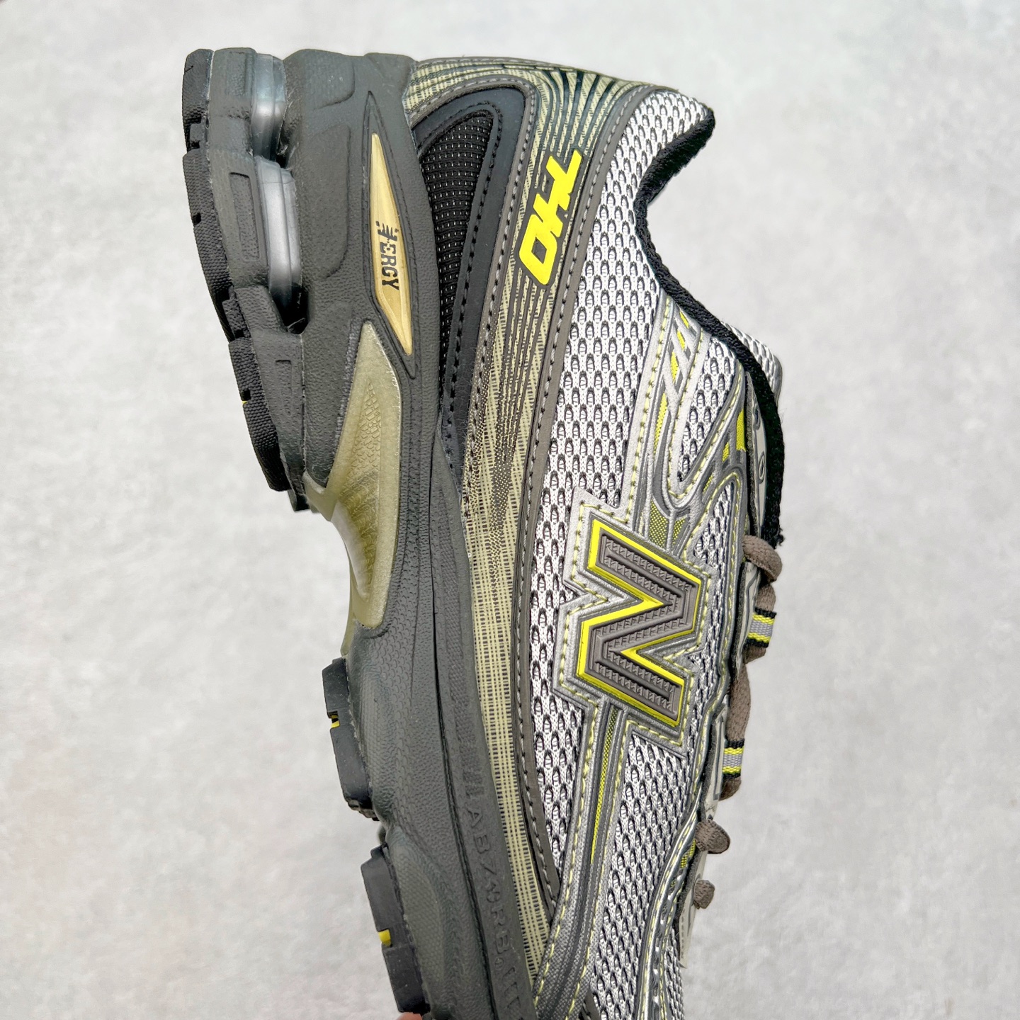 图片[6]-New Balance MR740 NB新百伦系列复古老爹风休闲运动慢跑鞋 采用轻质牛剖革拼接透气网眼衬垫织物鞋面材质 T-Beam大底提供足步弓支撑 保持步态稳定#后跟搭载外露缓震胶 鞋身整体以各种深浅不一的灰色覆盖 鞋头以淡蓝色调装饰，网眼衬垫通过不规律的色块实现做旧的美感 泛黄的鞋底更是进一步增添了复古气息 尺码：36 37 37.5 38 38.5 39.5 40 40.5 41.5 42 42.5 43 44 44.5 45-选品中心