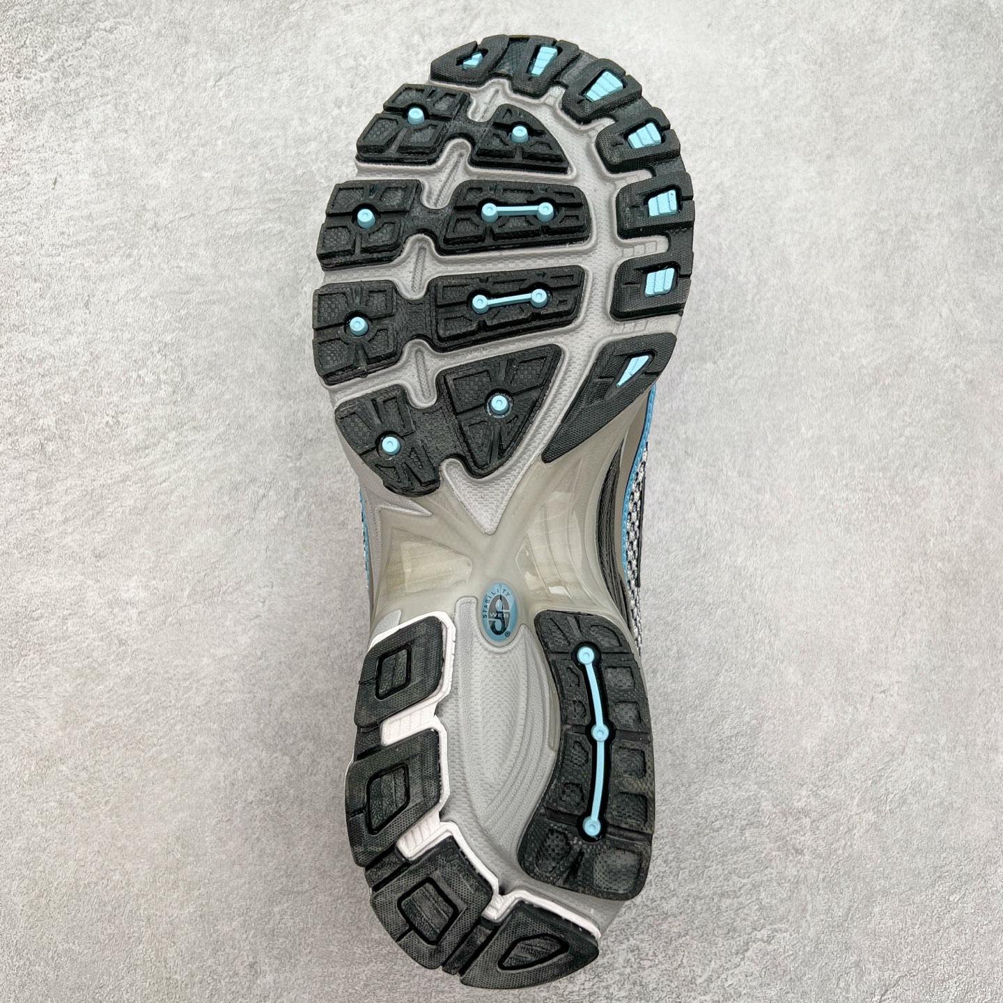 图片[9]-New Balance MR740 NB新百伦系列复古老爹风休闲运动慢跑鞋 采用轻质牛剖革拼接透气网眼衬垫织物鞋面材质 T-Beam大底提供足步弓支撑 保持步态稳定#后跟搭载外露缓震胶 鞋身整体以各种深浅不一的灰色覆盖 鞋头以淡蓝色调装饰，网眼衬垫通过不规律的色块实现做旧的美感 泛黄的鞋底更是进一步增添了复古气息 尺码：36 37 37.5 38 38.5 39.5 40 40.5 41.5 42 42.5 43 44 44.5 45-选品中心