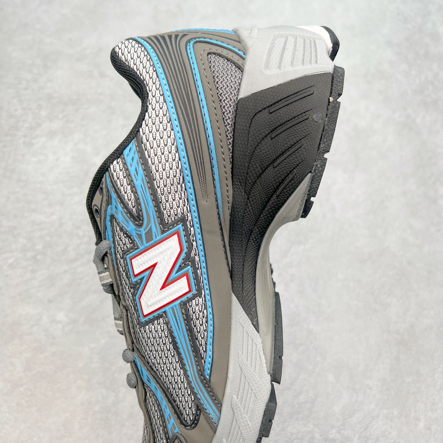 图片[7]-New Balance MR740 NB新百伦系列复古老爹风休闲运动慢跑鞋 采用轻质牛剖革拼接透气网眼衬垫织物鞋面材质 T-Beam大底提供足步弓支撑 保持步态稳定#后跟搭载外露缓震胶 鞋身整体以各种深浅不一的灰色覆盖 鞋头以淡蓝色调装饰，网眼衬垫通过不规律的色块实现做旧的美感 泛黄的鞋底更是进一步增添了复古气息 尺码：36 37 37.5 38 38.5 39.5 40 40.5 41.5 42 42.5 43 44 44.5 45-选品中心