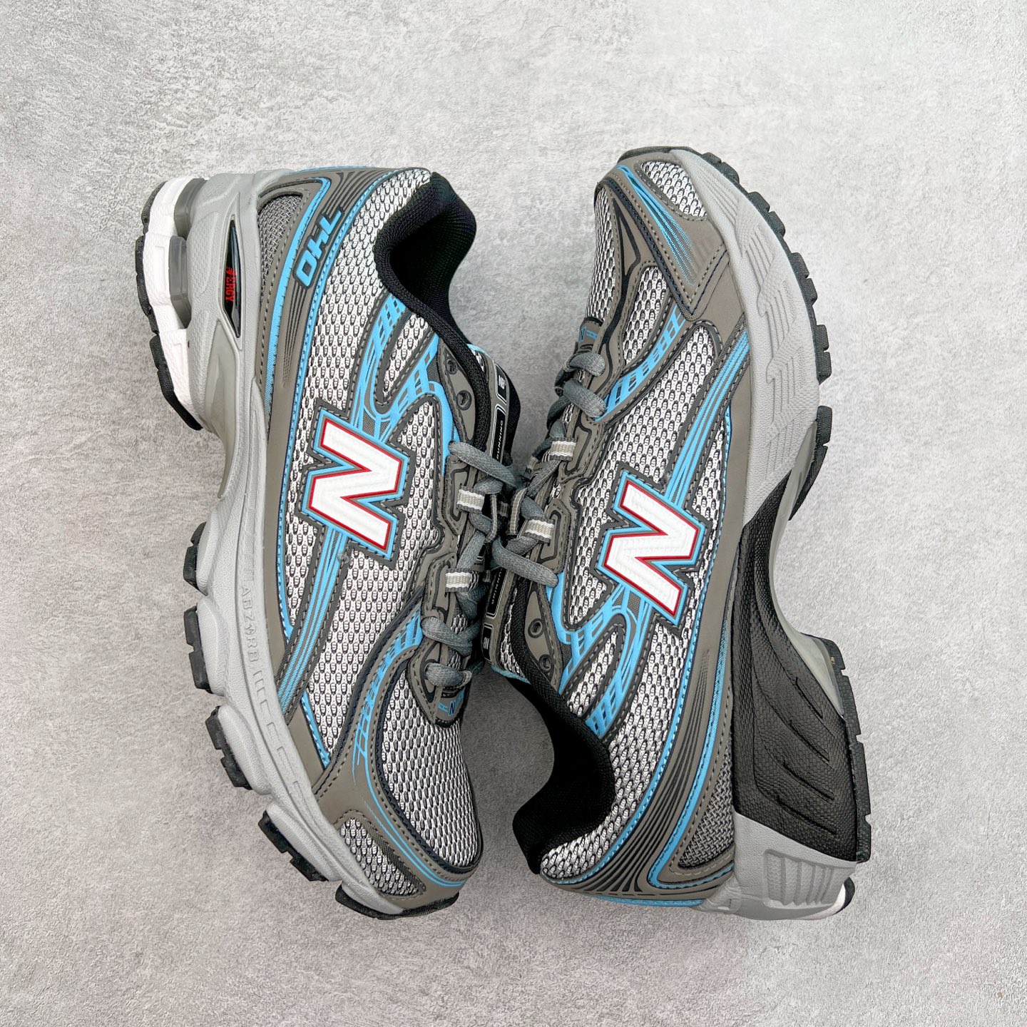 图片[3]-New Balance MR740 NB新百伦系列复古老爹风休闲运动慢跑鞋 采用轻质牛剖革拼接透气网眼衬垫织物鞋面材质 T-Beam大底提供足步弓支撑 保持步态稳定#后跟搭载外露缓震胶 鞋身整体以各种深浅不一的灰色覆盖 鞋头以淡蓝色调装饰，网眼衬垫通过不规律的色块实现做旧的美感 泛黄的鞋底更是进一步增添了复古气息 尺码：36 37 37.5 38 38.5 39.5 40 40.5 41.5 42 42.5 43 44 44.5 45-选品中心