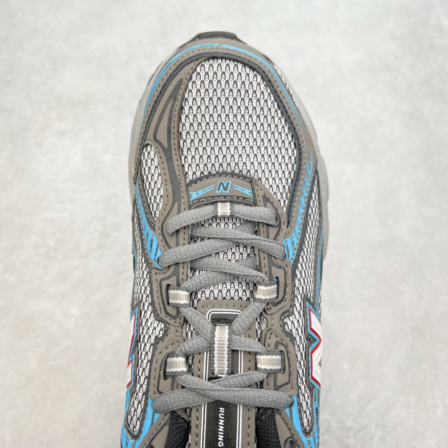 图片[4]-New Balance MR740 NB新百伦系列复古老爹风休闲运动慢跑鞋 采用轻质牛剖革拼接透气网眼衬垫织物鞋面材质 T-Beam大底提供足步弓支撑 保持步态稳定#后跟搭载外露缓震胶 鞋身整体以各种深浅不一的灰色覆盖 鞋头以淡蓝色调装饰，网眼衬垫通过不规律的色块实现做旧的美感 泛黄的鞋底更是进一步增添了复古气息 尺码：36 37 37.5 38 38.5 39.5 40 40.5 41.5 42 42.5 43 44 44.5 45-选品中心