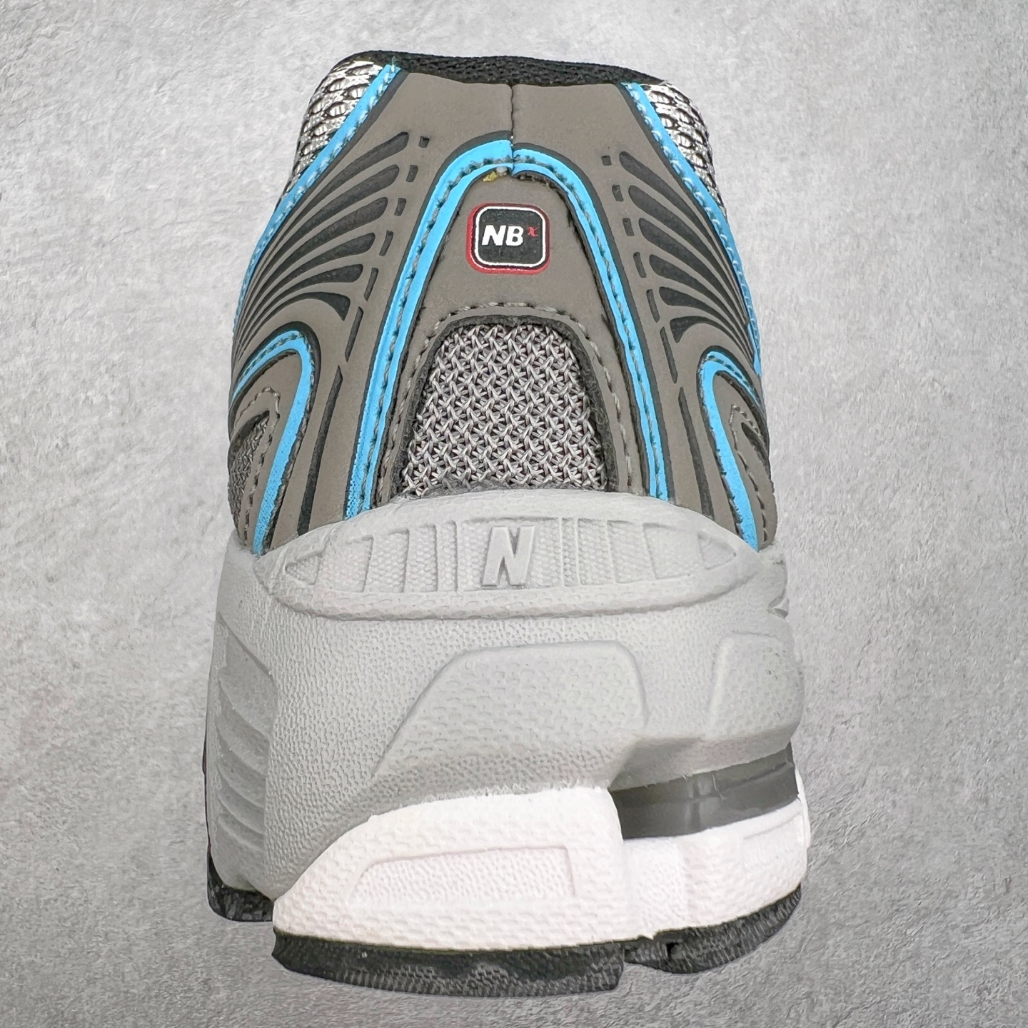 图片[8]-New Balance MR740 NB新百伦系列复古老爹风休闲运动慢跑鞋 采用轻质牛剖革拼接透气网眼衬垫织物鞋面材质 T-Beam大底提供足步弓支撑 保持步态稳定#后跟搭载外露缓震胶 鞋身整体以各种深浅不一的灰色覆盖 鞋头以淡蓝色调装饰，网眼衬垫通过不规律的色块实现做旧的美感 泛黄的鞋底更是进一步增添了复古气息 尺码：36 37 37.5 38 38.5 39.5 40 40.5 41.5 42 42.5 43 44 44.5 45-选品中心