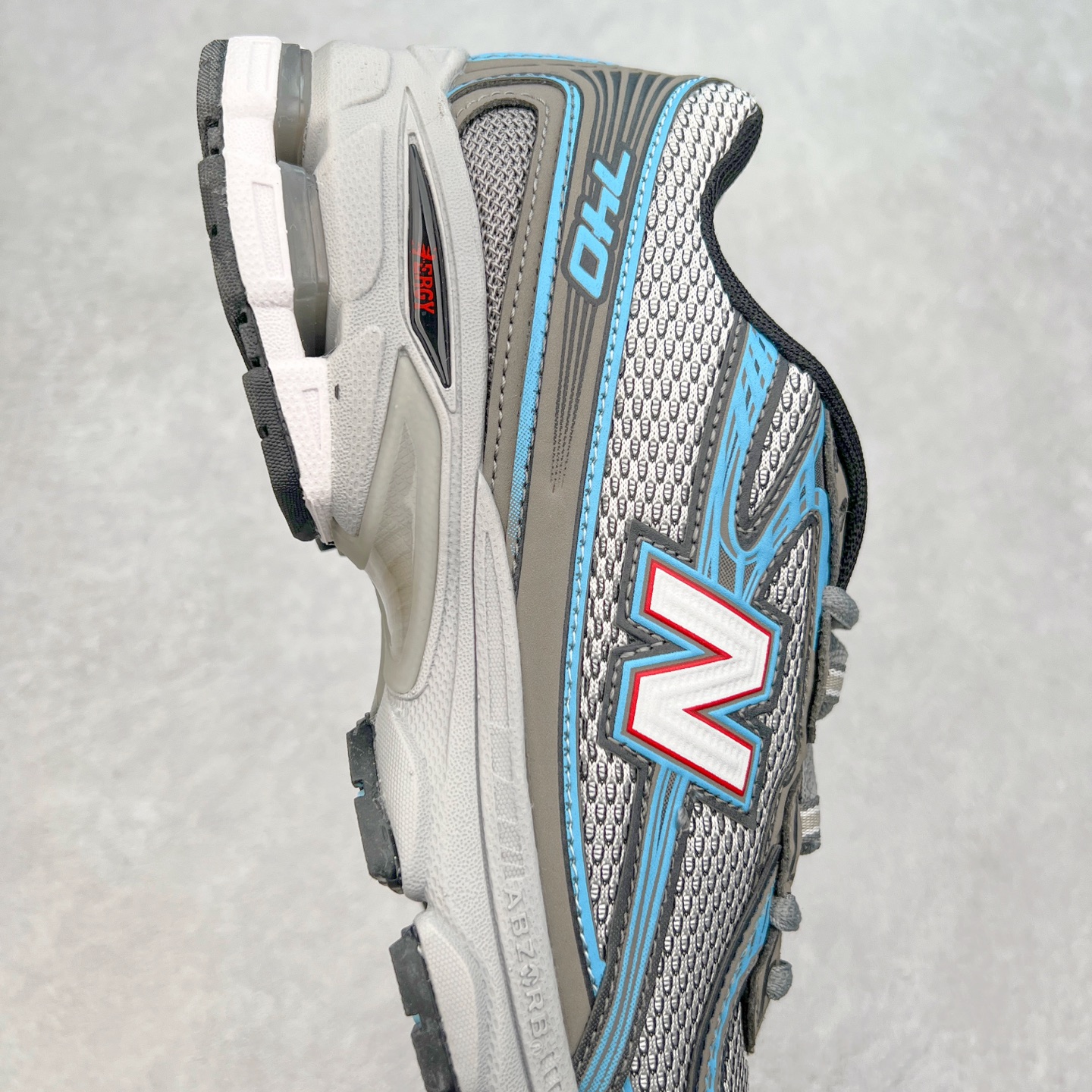 图片[6]-New Balance MR740 NB新百伦系列复古老爹风休闲运动慢跑鞋 采用轻质牛剖革拼接透气网眼衬垫织物鞋面材质 T-Beam大底提供足步弓支撑 保持步态稳定#后跟搭载外露缓震胶 鞋身整体以各种深浅不一的灰色覆盖 鞋头以淡蓝色调装饰，网眼衬垫通过不规律的色块实现做旧的美感 泛黄的鞋底更是进一步增添了复古气息 尺码：36 37 37.5 38 38.5 39.5 40 40.5 41.5 42 42.5 43 44 44.5 45-选品中心