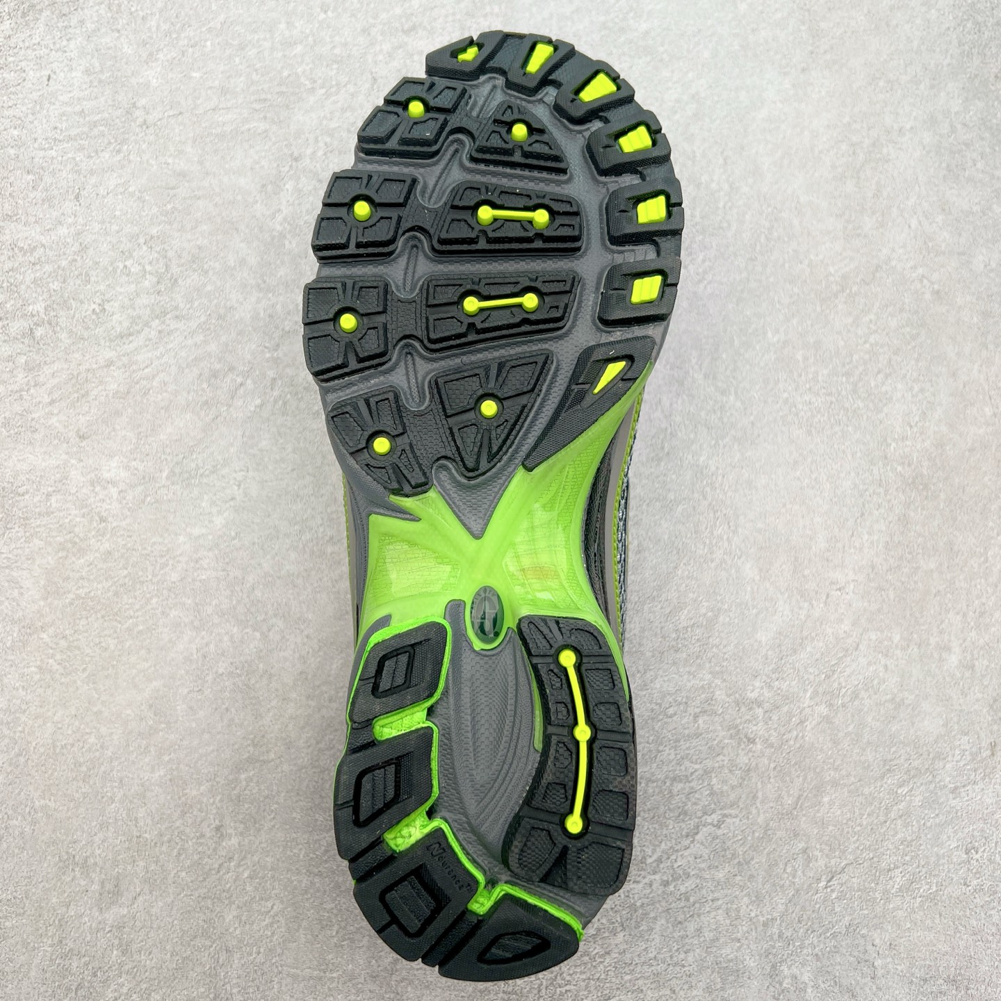 图片[9]-New Balance MR740 NB新百伦系列复古老爹风休闲运动慢跑鞋 采用轻质牛剖革拼接透气网眼衬垫织物鞋面材质 T-Beam大底提供足步弓支撑 保持步态稳定#后跟搭载外露缓震胶 鞋身整体以各种深浅不一的灰色覆盖 鞋头以淡蓝色调装饰，网眼衬垫通过不规律的色块实现做旧的美感 泛黄的鞋底更是进一步增添了复古气息 尺码：36 37 37.5 38 38.5 39.5 40 40.5 41.5 42 42.5 43 44 44.5 45-选品中心