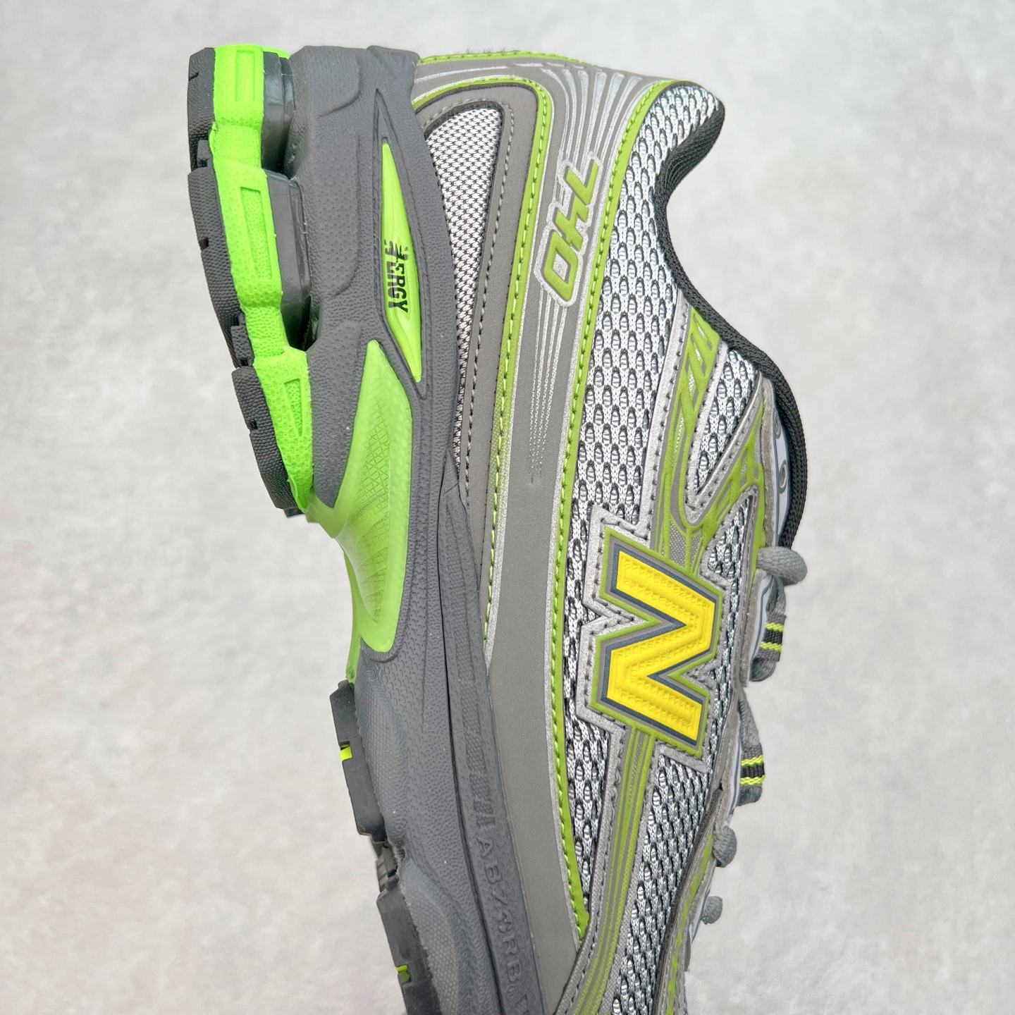 图片[6]-New Balance MR740 NB新百伦系列复古老爹风休闲运动慢跑鞋 采用轻质牛剖革拼接透气网眼衬垫织物鞋面材质 T-Beam大底提供足步弓支撑 保持步态稳定#后跟搭载外露缓震胶 鞋身整体以各种深浅不一的灰色覆盖 鞋头以淡蓝色调装饰，网眼衬垫通过不规律的色块实现做旧的美感 泛黄的鞋底更是进一步增添了复古气息 尺码：36 37 37.5 38 38.5 39.5 40 40.5 41.5 42 42.5 43 44 44.5 45-选品中心