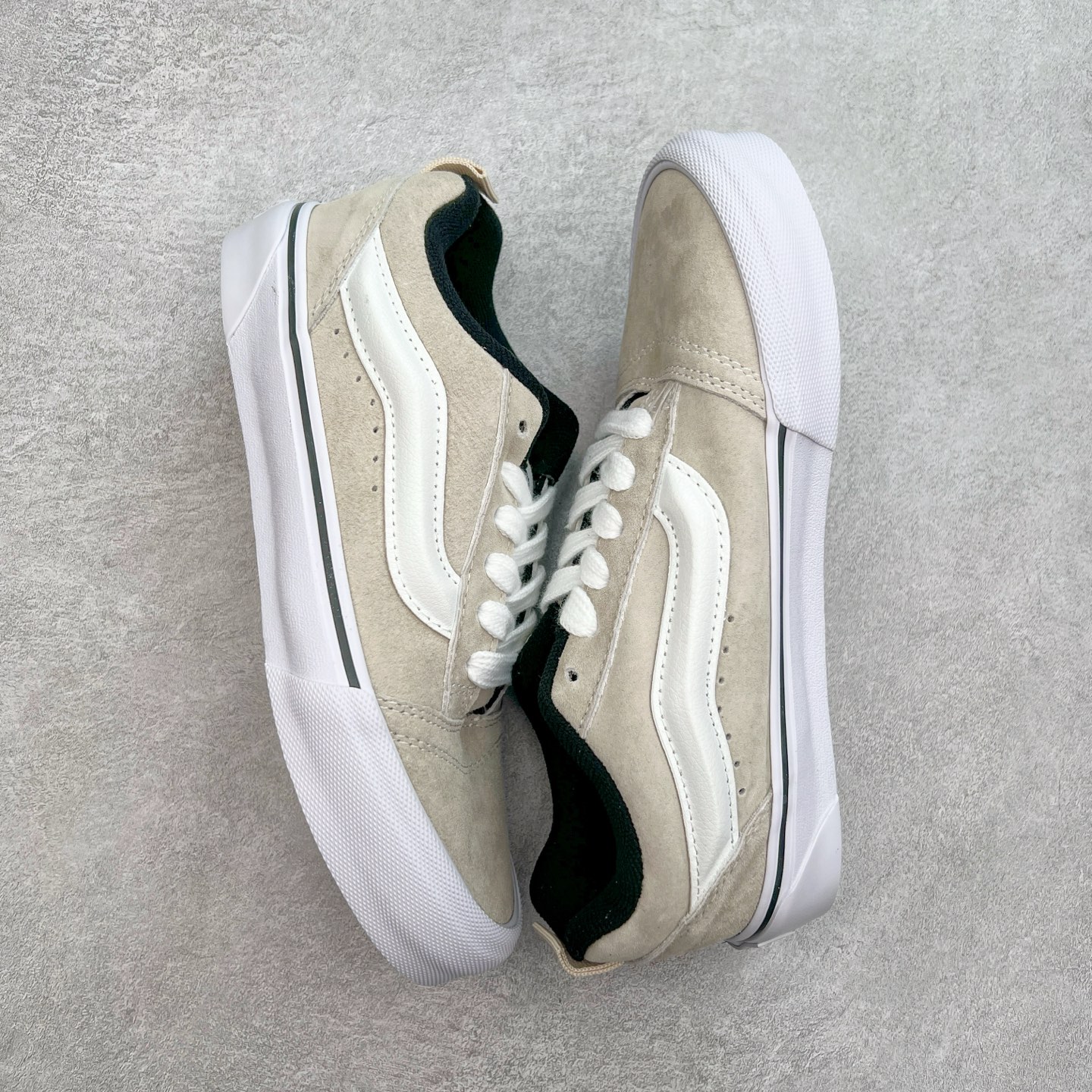 图片[3]-Vans Knu Skool 米灰黑 官方新款 复古休闲胖胖面包鞋 肥胖版大LOGO原版全皮猪八面料 尺码：35 36 36.5 37 38 38.5 39 40 40.5 41 42 42.5 43 44 45 工艺：硫化1：1（重量1：1、真标、原钢印、材质标、鞋型标、合格证）-选品中心