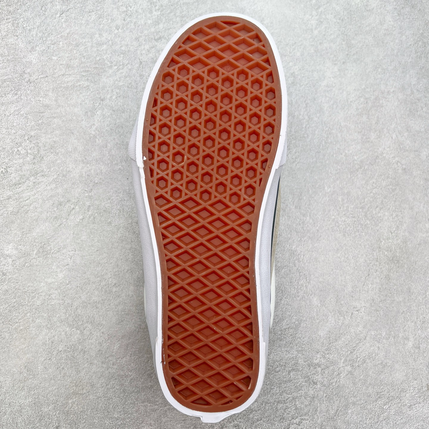 图片[9]-Vans Knu Skool 米灰黑 官方新款 复古休闲胖胖面包鞋 肥胖版大LOGO原版全皮猪八面料 尺码：35 36 36.5 37 38 38.5 39 40 40.5 41 42 42.5 43 44 45 工艺：硫化1：1（重量1：1、真标、原钢印、材质标、鞋型标、合格证）-选品中心