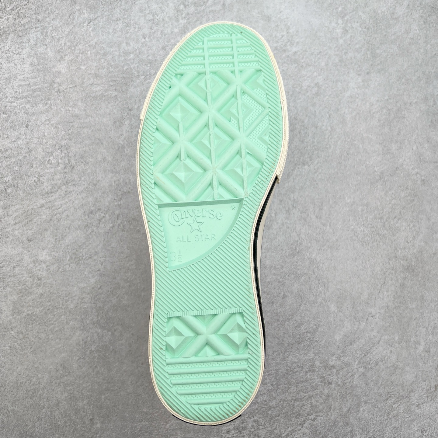 图片[9]-Converse Chuck 1970S 灰白绿 夏季新品 拼接白绿撞色帆布鞋 匡威70s新配色来喽，这个颜色也太高级了吧，浅灰色和白色的拼接色内里透出淡淡的果绿色，上脚简直不要太哇塞啦！ 质感拉满 环保系列 超级百搭！ 货号：A00742C 尺码：35 36 36.5 37 37.5 38 39 39.5 40 41 41.5 42 42.5 43 44-选品中心