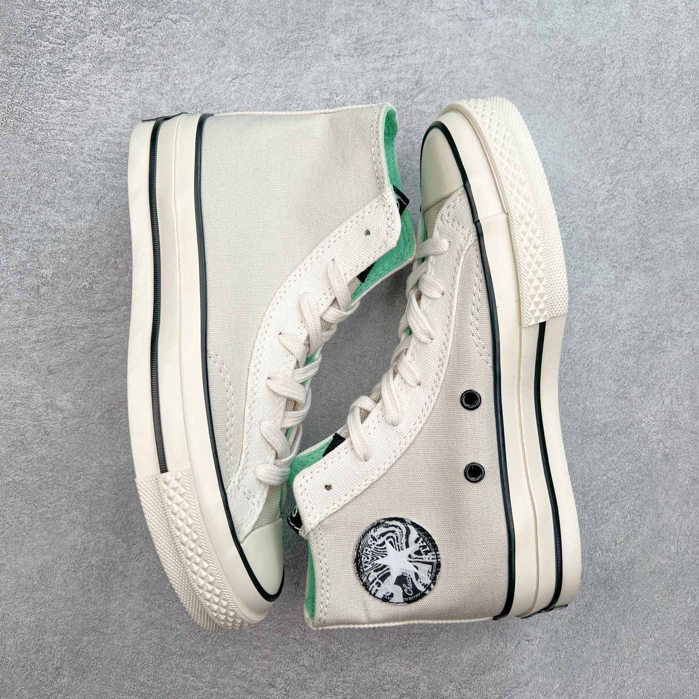 图片[3]-Converse Chuck 1970S 灰白绿 夏季新品 拼接白绿撞色帆布鞋 匡威70s新配色来喽，这个颜色也太高级了吧，浅灰色和白色的拼接色内里透出淡淡的果绿色，上脚简直不要太哇塞啦！ 质感拉满 环保系列 超级百搭！ 货号：A00742C 尺码：35 36 36.5 37 37.5 38 39 39.5 40 41 41.5 42 42.5 43 44-选品中心