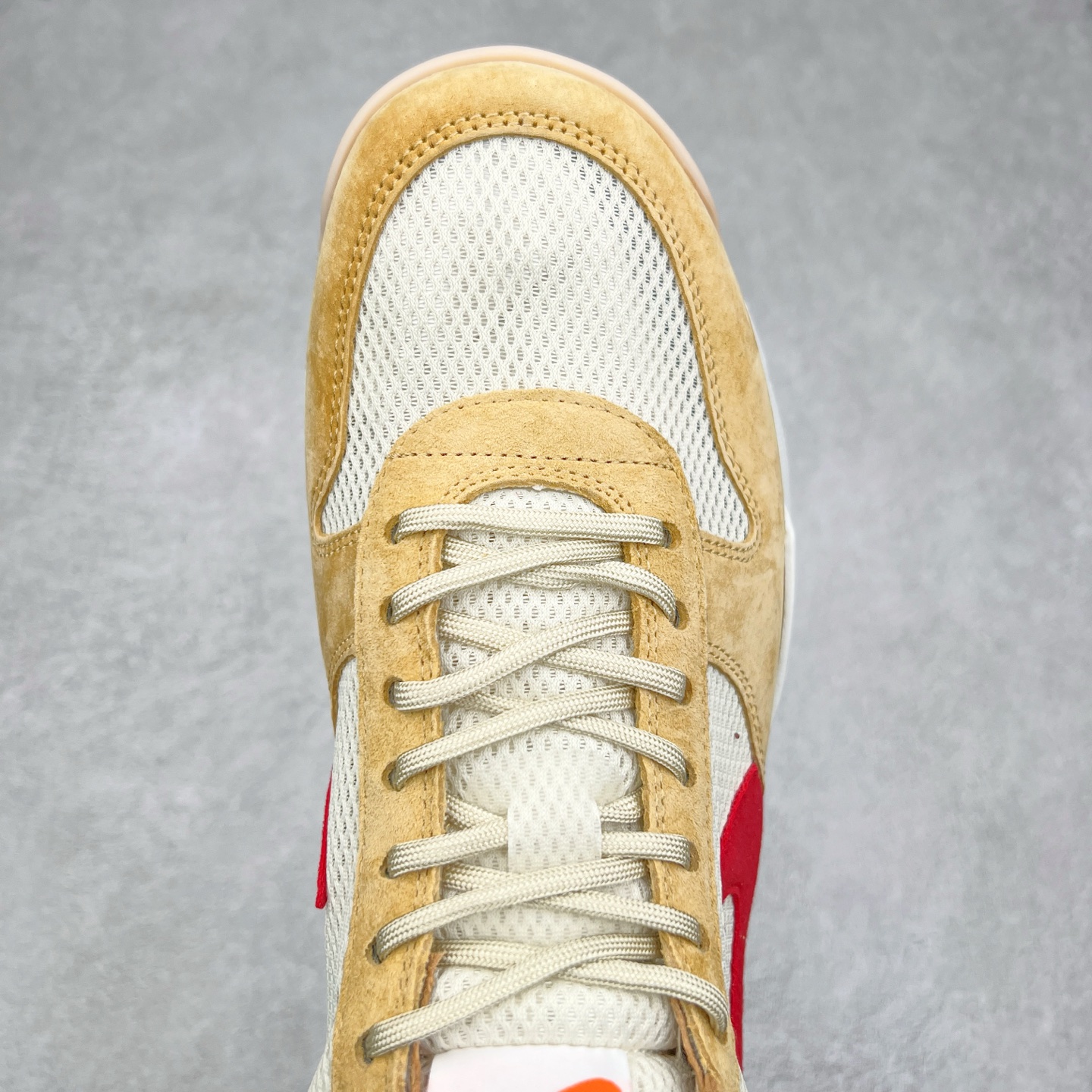 图片[4]-＃纯原福利特价 GD权志龙大爱款式❤️神级之作回归 艺术家Tom Sachs x NK Craft Mars Yard 2.0 联名宇航员神游太空百搭休闲运动透气慢跑鞋 复古做旧黄红勾 AA2261-100 正确原厂钢印 正确中底针车工艺 原装配件原盒原标 原装进口鞋垫 进口乳胶#原档案私模大底打造 韩国大宇原厂网纱 台湾进口丝绒猪巴革材质饰片 中底外后侧带四杠竖纹原装鞋垫 泡棉乳胶缓震 全套完美原装配件及包装物 经过五年时间的等待 被视为神级球鞋之作的 Craft Mars Yard 终于以 2.0 的姿态回归 艺术家 Tom Sachs 在延续经典外观与配色组合的同时 将Craft Mars Yard 进行全面升级 以更加透气的涤纶经编针织网眼取代之前的特殊 Vectran 材质 并在鞋面上加入 X 型走线提高耐磨特性 而经过改良之后的 SFB 特种部队靴大底亦更加适合在城市环境着用 此外网面层和软木层的双内底设计更是为营造赤脚穿着体验特别优化 尺码：38.5 39 40 40.5 41 42 42.5 43 44 44.5 45 46-选品中心