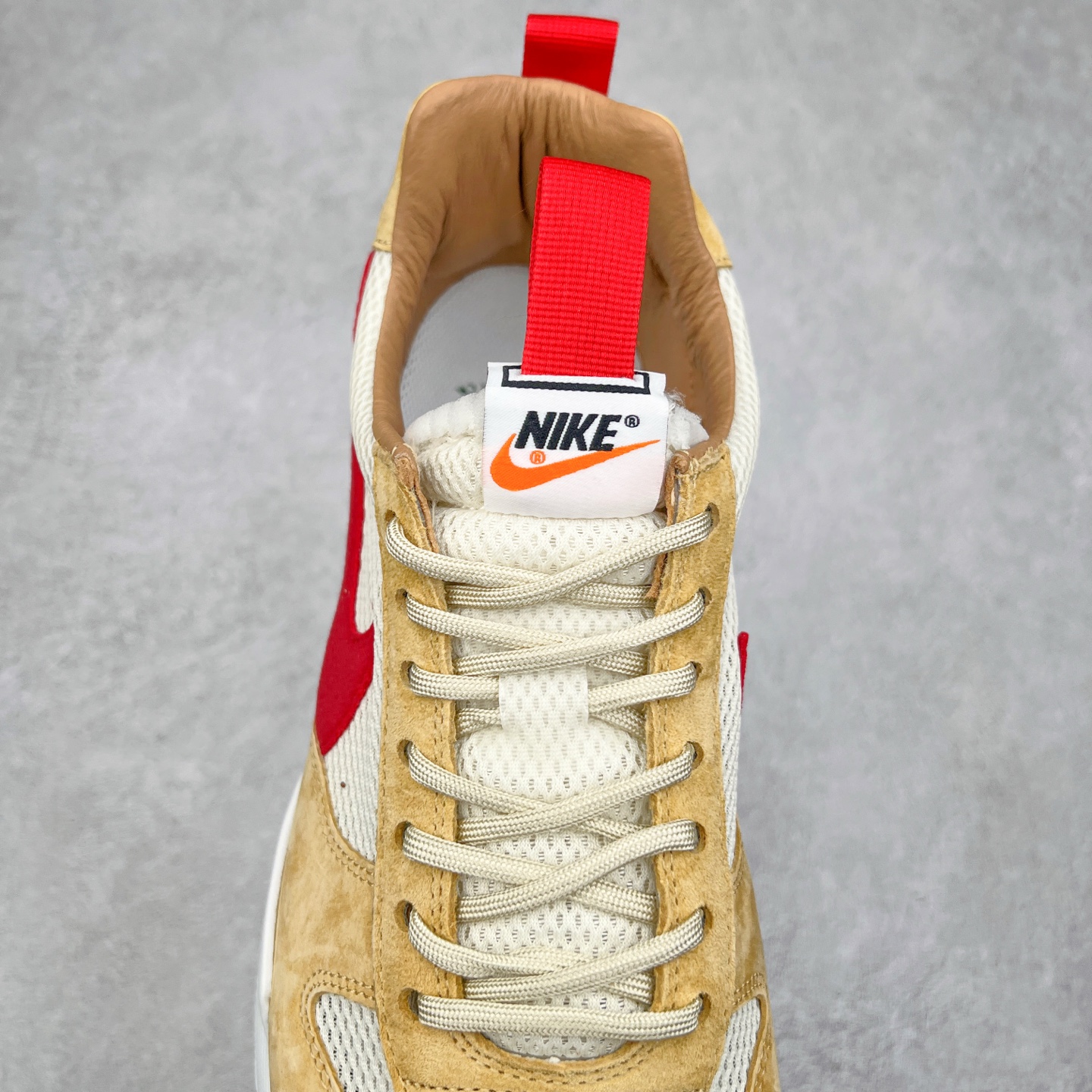 图片[5]-＃纯原福利特价 GD权志龙大爱款式❤️神级之作回归 艺术家Tom Sachs x NK Craft Mars Yard 2.0 联名宇航员神游太空百搭休闲运动透气慢跑鞋 复古做旧黄红勾 AA2261-100 正确原厂钢印 正确中底针车工艺 原装配件原盒原标 原装进口鞋垫 进口乳胶#原档案私模大底打造 韩国大宇原厂网纱 台湾进口丝绒猪巴革材质饰片 中底外后侧带四杠竖纹原装鞋垫 泡棉乳胶缓震 全套完美原装配件及包装物 经过五年时间的等待 被视为神级球鞋之作的 Craft Mars Yard 终于以 2.0 的姿态回归 艺术家 Tom Sachs 在延续经典外观与配色组合的同时 将Craft Mars Yard 进行全面升级 以更加透气的涤纶经编针织网眼取代之前的特殊 Vectran 材质 并在鞋面上加入 X 型走线提高耐磨特性 而经过改良之后的 SFB 特种部队靴大底亦更加适合在城市环境着用 此外网面层和软木层的双内底设计更是为营造赤脚穿着体验特别优化 尺码：38.5 39 40 40.5 41 42 42.5 43 44 44.5 45 46-选品中心