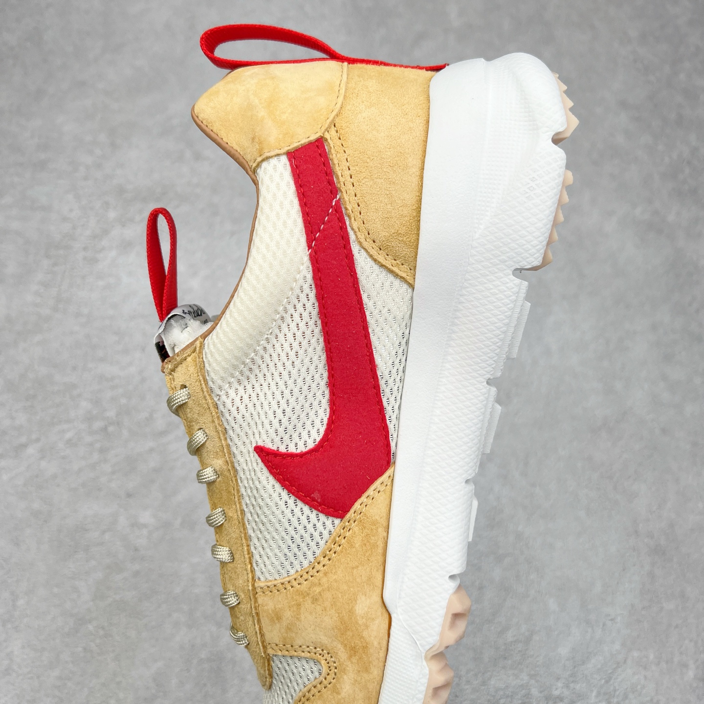 图片[7]-＃纯原福利特价 GD权志龙大爱款式❤️神级之作回归 艺术家Tom Sachs x NK Craft Mars Yard 2.0 联名宇航员神游太空百搭休闲运动透气慢跑鞋 复古做旧黄红勾 AA2261-100 正确原厂钢印 正确中底针车工艺 原装配件原盒原标 原装进口鞋垫 进口乳胶#原档案私模大底打造 韩国大宇原厂网纱 台湾进口丝绒猪巴革材质饰片 中底外后侧带四杠竖纹原装鞋垫 泡棉乳胶缓震 全套完美原装配件及包装物 经过五年时间的等待 被视为神级球鞋之作的 Craft Mars Yard 终于以 2.0 的姿态回归 艺术家 Tom Sachs 在延续经典外观与配色组合的同时 将Craft Mars Yard 进行全面升级 以更加透气的涤纶经编针织网眼取代之前的特殊 Vectran 材质 并在鞋面上加入 X 型走线提高耐磨特性 而经过改良之后的 SFB 特种部队靴大底亦更加适合在城市环境着用 此外网面层和软木层的双内底设计更是为营造赤脚穿着体验特别优化 尺码：38.5 39 40 40.5 41 42 42.5 43 44 44.5 45 46-选品中心