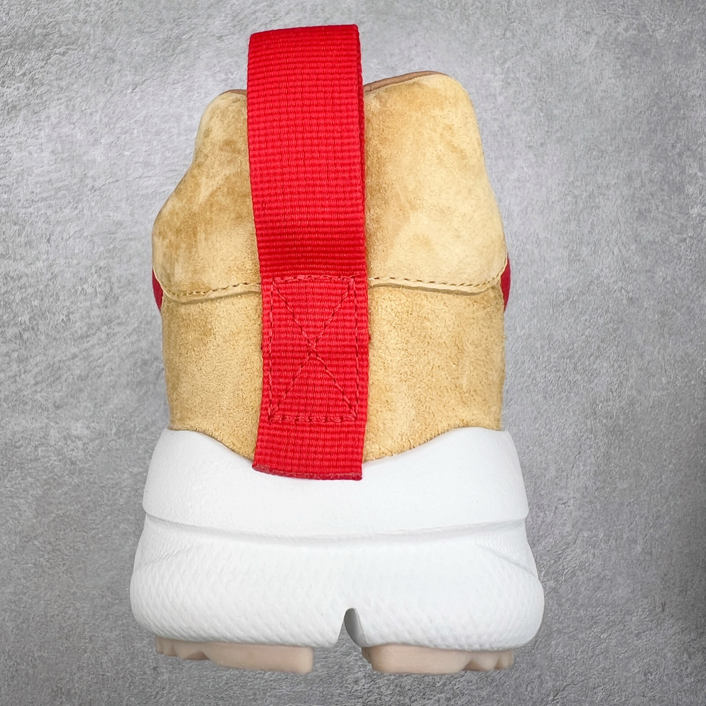 图片[8]-＃纯原福利特价 GD权志龙大爱款式❤️神级之作回归 艺术家Tom Sachs x NK Craft Mars Yard 2.0 联名宇航员神游太空百搭休闲运动透气慢跑鞋 复古做旧黄红勾 AA2261-100 正确原厂钢印 正确中底针车工艺 原装配件原盒原标 原装进口鞋垫 进口乳胶#原档案私模大底打造 韩国大宇原厂网纱 台湾进口丝绒猪巴革材质饰片 中底外后侧带四杠竖纹原装鞋垫 泡棉乳胶缓震 全套完美原装配件及包装物 经过五年时间的等待 被视为神级球鞋之作的 Craft Mars Yard 终于以 2.0 的姿态回归 艺术家 Tom Sachs 在延续经典外观与配色组合的同时 将Craft Mars Yard 进行全面升级 以更加透气的涤纶经编针织网眼取代之前的特殊 Vectran 材质 并在鞋面上加入 X 型走线提高耐磨特性 而经过改良之后的 SFB 特种部队靴大底亦更加适合在城市环境着用 此外网面层和软木层的双内底设计更是为营造赤脚穿着体验特别优化 尺码：38.5 39 40 40.5 41 42 42.5 43 44 44.5 45 46-选品中心