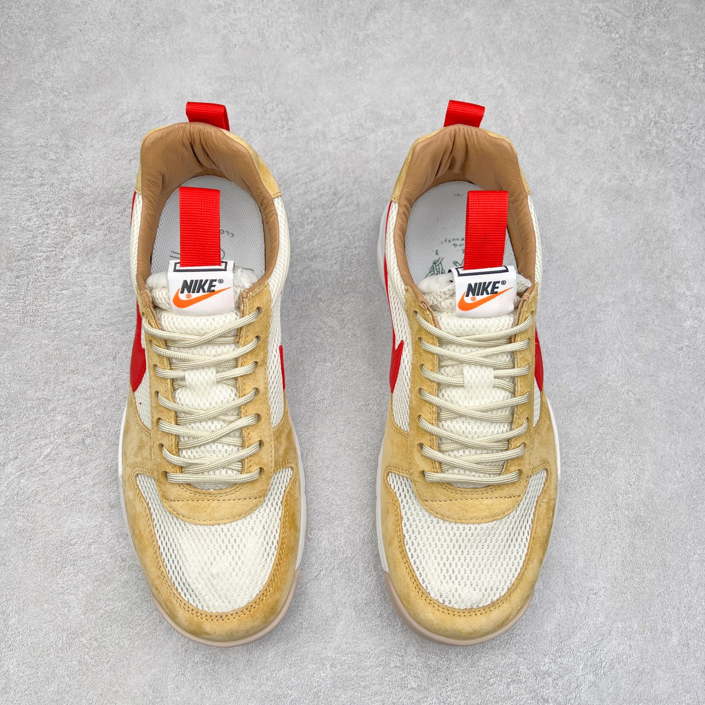 图片[2]-＃纯原福利特价 GD权志龙大爱款式❤️神级之作回归 艺术家Tom Sachs x NK Craft Mars Yard 2.0 联名宇航员神游太空百搭休闲运动透气慢跑鞋 复古做旧黄红勾 AA2261-100 正确原厂钢印 正确中底针车工艺 原装配件原盒原标 原装进口鞋垫 进口乳胶#原档案私模大底打造 韩国大宇原厂网纱 台湾进口丝绒猪巴革材质饰片 中底外后侧带四杠竖纹原装鞋垫 泡棉乳胶缓震 全套完美原装配件及包装物 经过五年时间的等待 被视为神级球鞋之作的 Craft Mars Yard 终于以 2.0 的姿态回归 艺术家 Tom Sachs 在延续经典外观与配色组合的同时 将Craft Mars Yard 进行全面升级 以更加透气的涤纶经编针织网眼取代之前的特殊 Vectran 材质 并在鞋面上加入 X 型走线提高耐磨特性 而经过改良之后的 SFB 特种部队靴大底亦更加适合在城市环境着用 此外网面层和软木层的双内底设计更是为营造赤脚穿着体验特别优化 尺码：38.5 39 40 40.5 41 42 42.5 43 44 44.5 45 46-选品中心