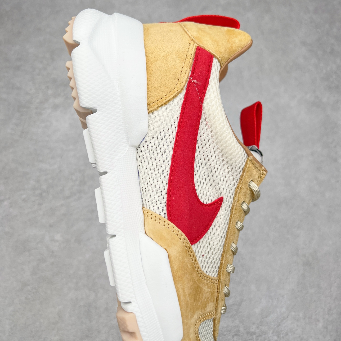 图片[6]-＃纯原福利特价 GD权志龙大爱款式❤️神级之作回归 艺术家Tom Sachs x NK Craft Mars Yard 2.0 联名宇航员神游太空百搭休闲运动透气慢跑鞋 复古做旧黄红勾 AA2261-100 正确原厂钢印 正确中底针车工艺 原装配件原盒原标 原装进口鞋垫 进口乳胶#原档案私模大底打造 韩国大宇原厂网纱 台湾进口丝绒猪巴革材质饰片 中底外后侧带四杠竖纹原装鞋垫 泡棉乳胶缓震 全套完美原装配件及包装物 经过五年时间的等待 被视为神级球鞋之作的 Craft Mars Yard 终于以 2.0 的姿态回归 艺术家 Tom Sachs 在延续经典外观与配色组合的同时 将Craft Mars Yard 进行全面升级 以更加透气的涤纶经编针织网眼取代之前的特殊 Vectran 材质 并在鞋面上加入 X 型走线提高耐磨特性 而经过改良之后的 SFB 特种部队靴大底亦更加适合在城市环境着用 此外网面层和软木层的双内底设计更是为营造赤脚穿着体验特别优化 尺码：38.5 39 40 40.5 41 42 42.5 43 44 44.5 45 46-选品中心