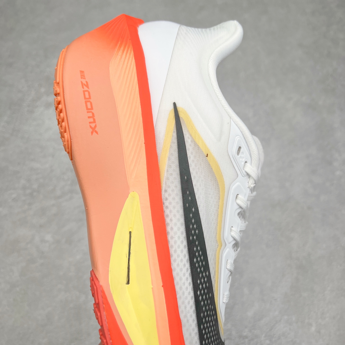 图片[6]-NK ZoomX Invincible Run Flyknit 6 轻量跑鞋 飞织低帮休闲运动慢跑鞋 厚底增高 老爹鞋 此鞋专为短跑运动员而生 是为 5 至 10 公里距离的赛事和训练打造 整体设计采用流线型的轻质工程网眼材质构成鞋面 并与其他 Running 旗舰鞋款同样搭载全脚掌 ZoomX 缓冲中底 搭配 Pebax 物料与橡胶外底 ZoomX StreakFly 首发配色以Prototype呈现 其灵感是来自开发期间的磨损测试 透过编号的标记与内侧的预期跑步距离突出研发过程 货号： IB6657-108 尺码：36 36.5 37.5 38 38.5 39 40 40.5 41 42 42.5 43 44 45-选品中心