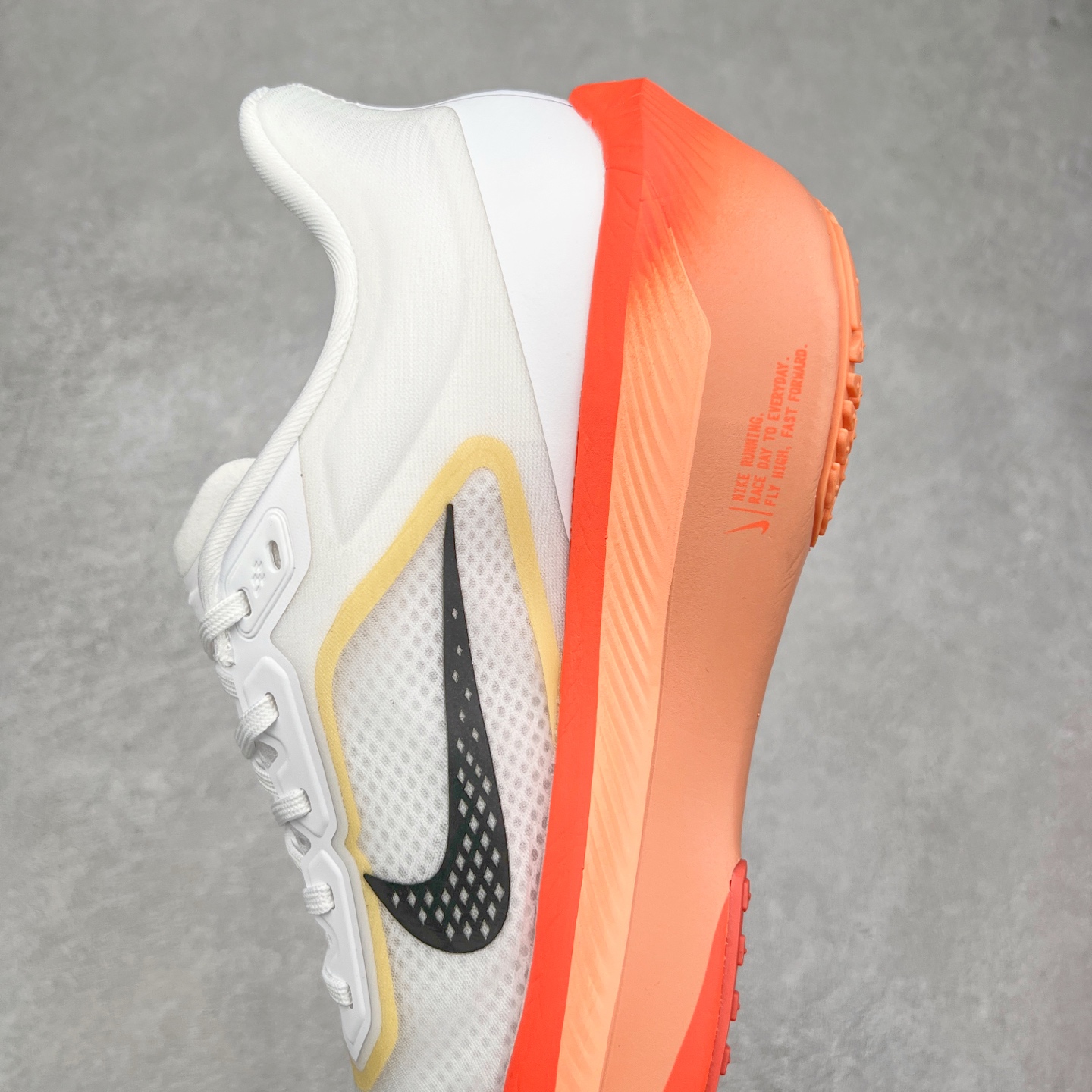 图片[7]-NK ZoomX Invincible Run Flyknit 6 轻量跑鞋 飞织低帮休闲运动慢跑鞋 厚底增高 老爹鞋 此鞋专为短跑运动员而生 是为 5 至 10 公里距离的赛事和训练打造 整体设计采用流线型的轻质工程网眼材质构成鞋面 并与其他 Running 旗舰鞋款同样搭载全脚掌 ZoomX 缓冲中底 搭配 Pebax 物料与橡胶外底 ZoomX StreakFly 首发配色以Prototype呈现 其灵感是来自开发期间的磨损测试 透过编号的标记与内侧的预期跑步距离突出研发过程 货号： IB6657-108 尺码：36 36.5 37.5 38 38.5 39 40 40.5 41 42 42.5 43 44 45-选品中心