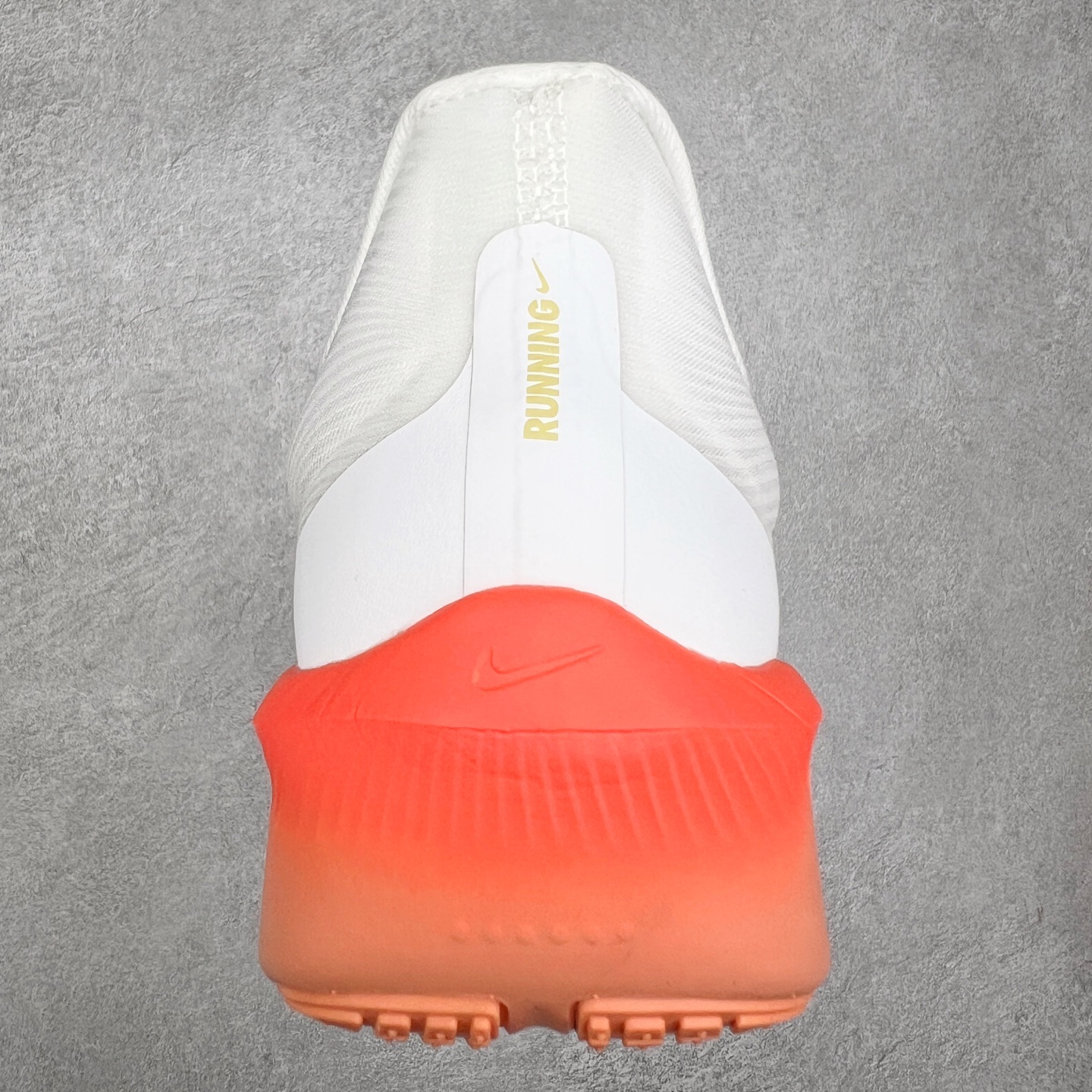 图片[8]-NK ZoomX Invincible Run Flyknit 6 轻量跑鞋 飞织低帮休闲运动慢跑鞋 厚底增高 老爹鞋 此鞋专为短跑运动员而生 是为 5 至 10 公里距离的赛事和训练打造 整体设计采用流线型的轻质工程网眼材质构成鞋面 并与其他 Running 旗舰鞋款同样搭载全脚掌 ZoomX 缓冲中底 搭配 Pebax 物料与橡胶外底 ZoomX StreakFly 首发配色以Prototype呈现 其灵感是来自开发期间的磨损测试 透过编号的标记与内侧的预期跑步距离突出研发过程 货号： IB6657-108 尺码：36 36.5 37.5 38 38.5 39 40 40.5 41 42 42.5 43 44 45-选品中心