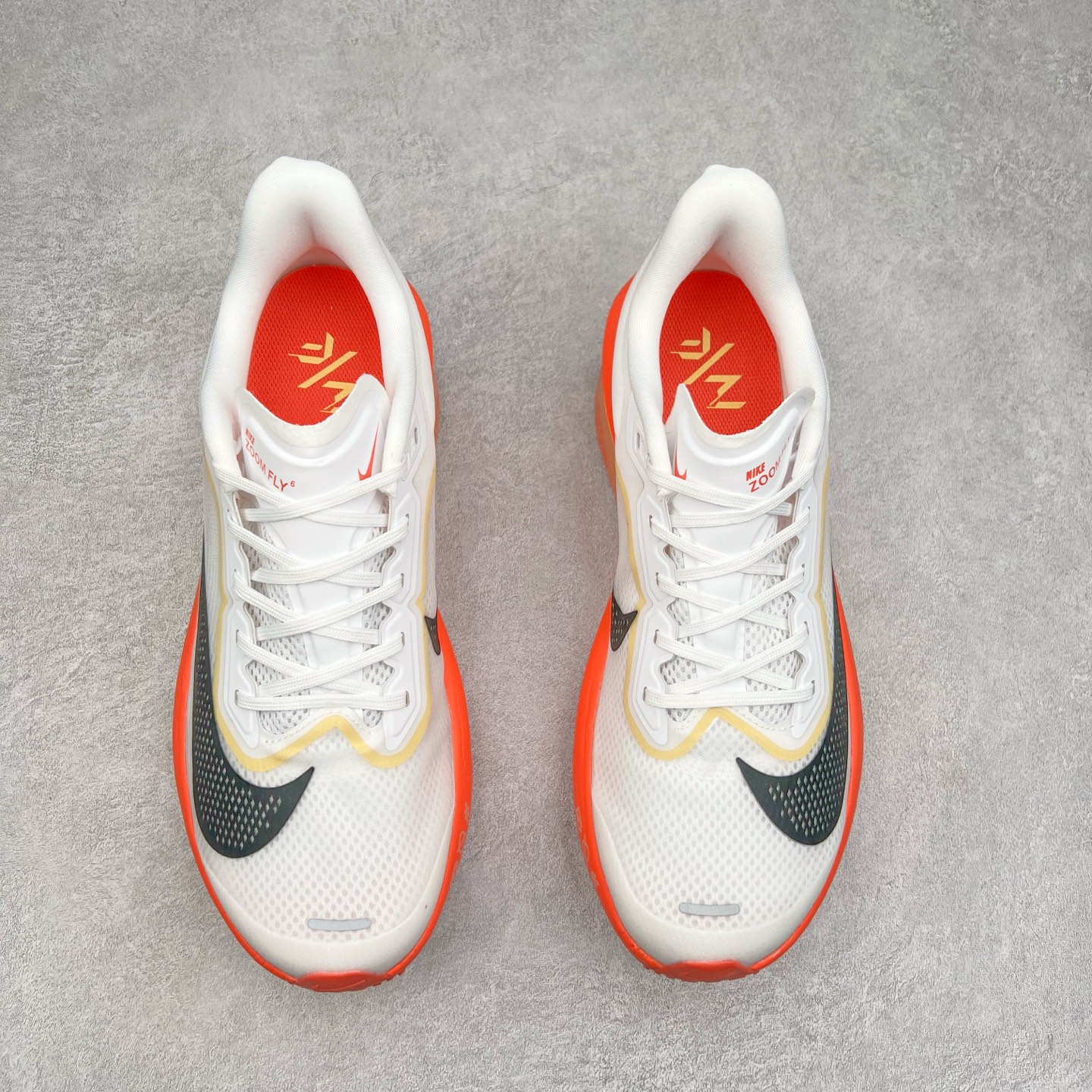 图片[2]-NK ZoomX Invincible Run Flyknit 6 轻量跑鞋 飞织低帮休闲运动慢跑鞋 厚底增高 老爹鞋 此鞋专为短跑运动员而生 是为 5 至 10 公里距离的赛事和训练打造 整体设计采用流线型的轻质工程网眼材质构成鞋面 并与其他 Running 旗舰鞋款同样搭载全脚掌 ZoomX 缓冲中底 搭配 Pebax 物料与橡胶外底 ZoomX StreakFly 首发配色以Prototype呈现 其灵感是来自开发期间的磨损测试 透过编号的标记与内侧的预期跑步距离突出研发过程 货号： IB6657-108 尺码：36 36.5 37.5 38 38.5 39 40 40.5 41 42 42.5 43 44 45-选品中心