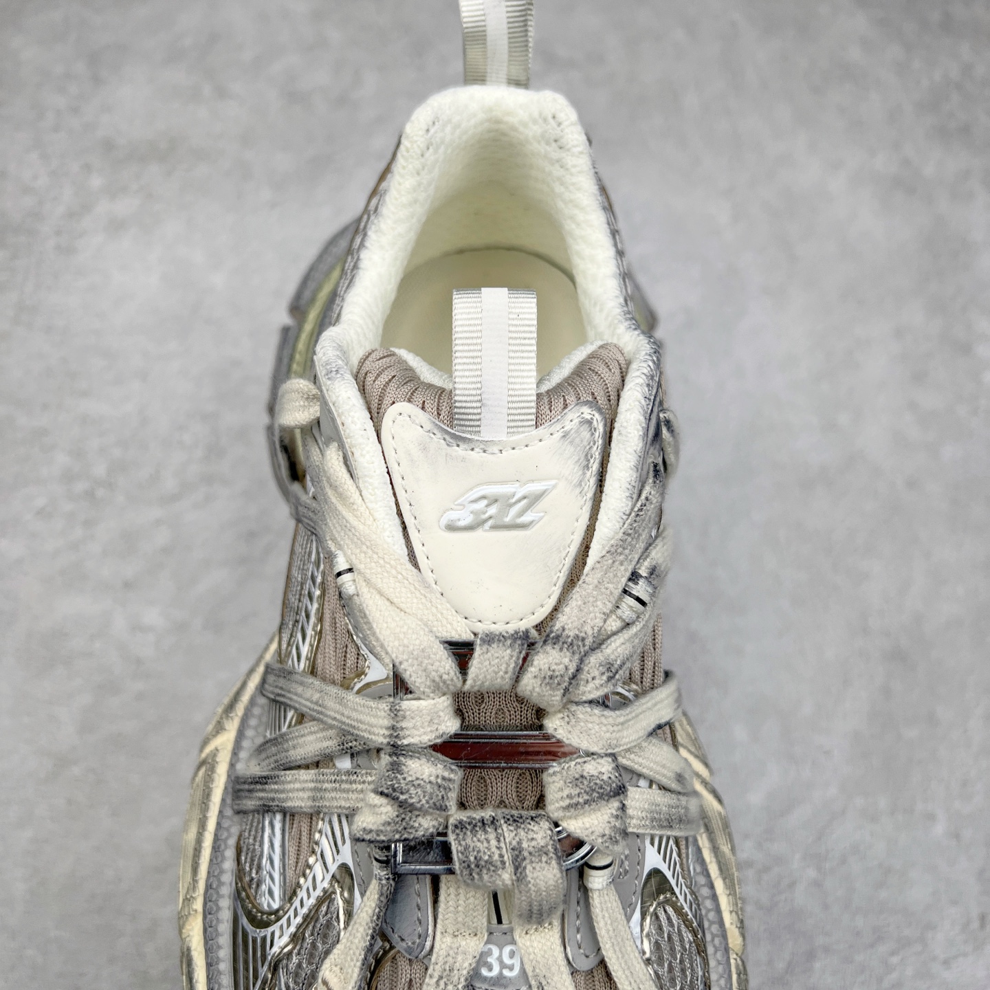 图片[5]-＃VG零售版 BALENCIAGA 3XL Sneakers 巴黎世家十代网布系带低帮走秀复古老爹鞋 全套原纸板楦头开发 最原汁原味的灵魂版型 全鞋荧光划线卡点 胶水把控整洁度追求极致完美 每一双都是工艺品 多重QC质检 超越公司货的品控标准 实实在在的免检产品 原盒原配 正确字体电绣 粗细、位置、大小正确 侧边TPU 透气孔匹配意产原版 正确分离大底 TPU软底 原版一致大底LOGO 立体感十足 原厂皮料水洗做旧 采购原厂网纱 不含皮革 网布材料和聚氨酯 磨损效果 鞋头边缘和后帮 Balenciaga 徽标 鞋面和后跟凸印尺码 鞋舌 3XL 橡胶品牌标识和反光细节 鞋帮拉袢和鞋舌拉祥 配反光细节 备用鞋带在鞋履前侧 可在穿着前取下 便于不同造型搭配 正常尺码 尺码：35 36 37 38 39 40 41 42 43 44 45 46-选品中心