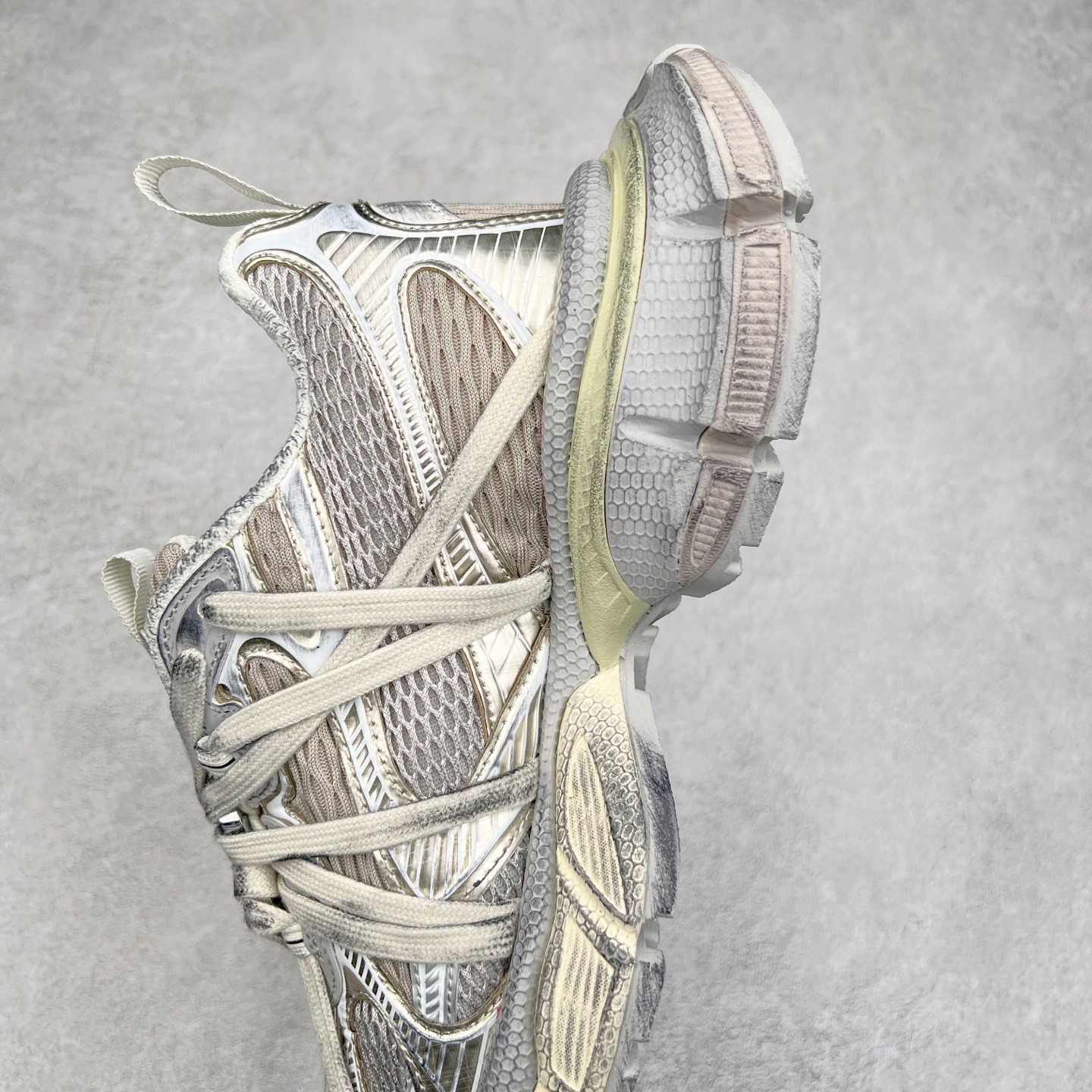 图片[7]-＃VG零售版 BALENCIAGA 3XL Sneakers 巴黎世家十代网布系带低帮走秀复古老爹鞋 全套原纸板楦头开发 最原汁原味的灵魂版型 全鞋荧光划线卡点 胶水把控整洁度追求极致完美 每一双都是工艺品 多重QC质检 超越公司货的品控标准 实实在在的免检产品 原盒原配 正确字体电绣 粗细、位置、大小正确 侧边TPU 透气孔匹配意产原版 正确分离大底 TPU软底 原版一致大底LOGO 立体感十足 原厂皮料水洗做旧 采购原厂网纱 不含皮革 网布材料和聚氨酯 磨损效果 鞋头边缘和后帮 Balenciaga 徽标 鞋面和后跟凸印尺码 鞋舌 3XL 橡胶品牌标识和反光细节 鞋帮拉袢和鞋舌拉祥 配反光细节 备用鞋带在鞋履前侧 可在穿着前取下 便于不同造型搭配 正常尺码 尺码：35 36 37 38 39 40 41 42 43 44 45 46-选品中心