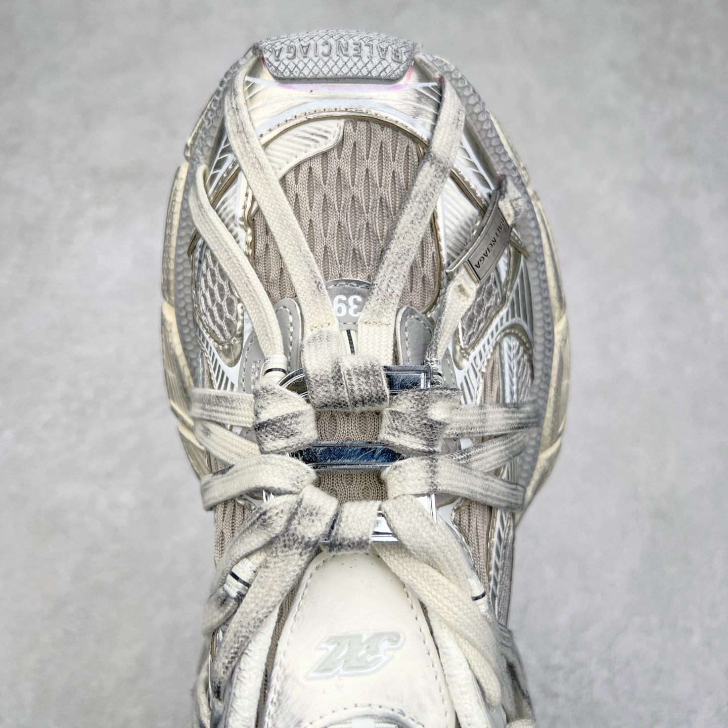 图片[4]-＃VG零售版 BALENCIAGA 3XL Sneakers 巴黎世家十代网布系带低帮走秀复古老爹鞋 全套原纸板楦头开发 最原汁原味的灵魂版型 全鞋荧光划线卡点 胶水把控整洁度追求极致完美 每一双都是工艺品 多重QC质检 超越公司货的品控标准 实实在在的免检产品 原盒原配 正确字体电绣 粗细、位置、大小正确 侧边TPU 透气孔匹配意产原版 正确分离大底 TPU软底 原版一致大底LOGO 立体感十足 原厂皮料水洗做旧 采购原厂网纱 不含皮革 网布材料和聚氨酯 磨损效果 鞋头边缘和后帮 Balenciaga 徽标 鞋面和后跟凸印尺码 鞋舌 3XL 橡胶品牌标识和反光细节 鞋帮拉袢和鞋舌拉祥 配反光细节 备用鞋带在鞋履前侧 可在穿着前取下 便于不同造型搭配 正常尺码 尺码：35 36 37 38 39 40 41 42 43 44 45 46-选品中心