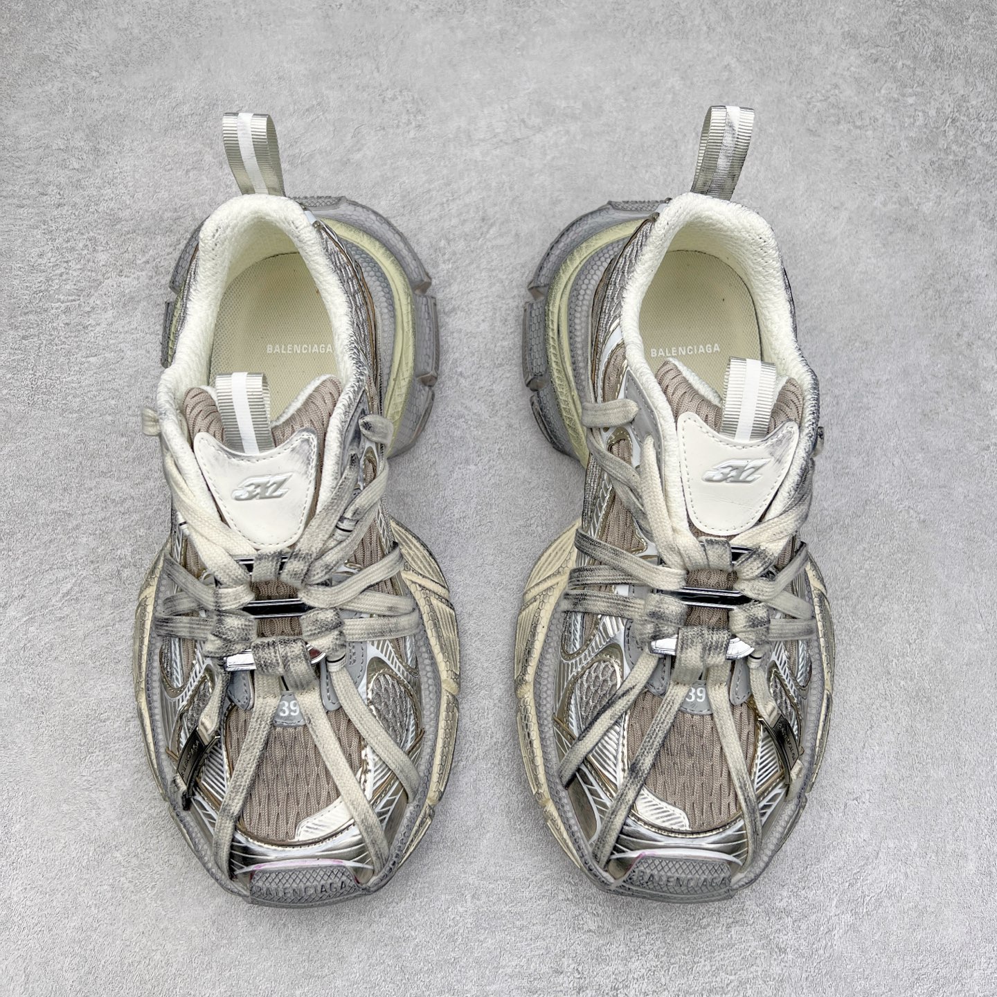 图片[2]-＃VG零售版 BALENCIAGA 3XL Sneakers 巴黎世家十代网布系带低帮走秀复古老爹鞋 全套原纸板楦头开发 最原汁原味的灵魂版型 全鞋荧光划线卡点 胶水把控整洁度追求极致完美 每一双都是工艺品 多重QC质检 超越公司货的品控标准 实实在在的免检产品 原盒原配 正确字体电绣 粗细、位置、大小正确 侧边TPU 透气孔匹配意产原版 正确分离大底 TPU软底 原版一致大底LOGO 立体感十足 原厂皮料水洗做旧 采购原厂网纱 不含皮革 网布材料和聚氨酯 磨损效果 鞋头边缘和后帮 Balenciaga 徽标 鞋面和后跟凸印尺码 鞋舌 3XL 橡胶品牌标识和反光细节 鞋帮拉袢和鞋舌拉祥 配反光细节 备用鞋带在鞋履前侧 可在穿着前取下 便于不同造型搭配 正常尺码 尺码：35 36 37 38 39 40 41 42 43 44 45 46-选品中心