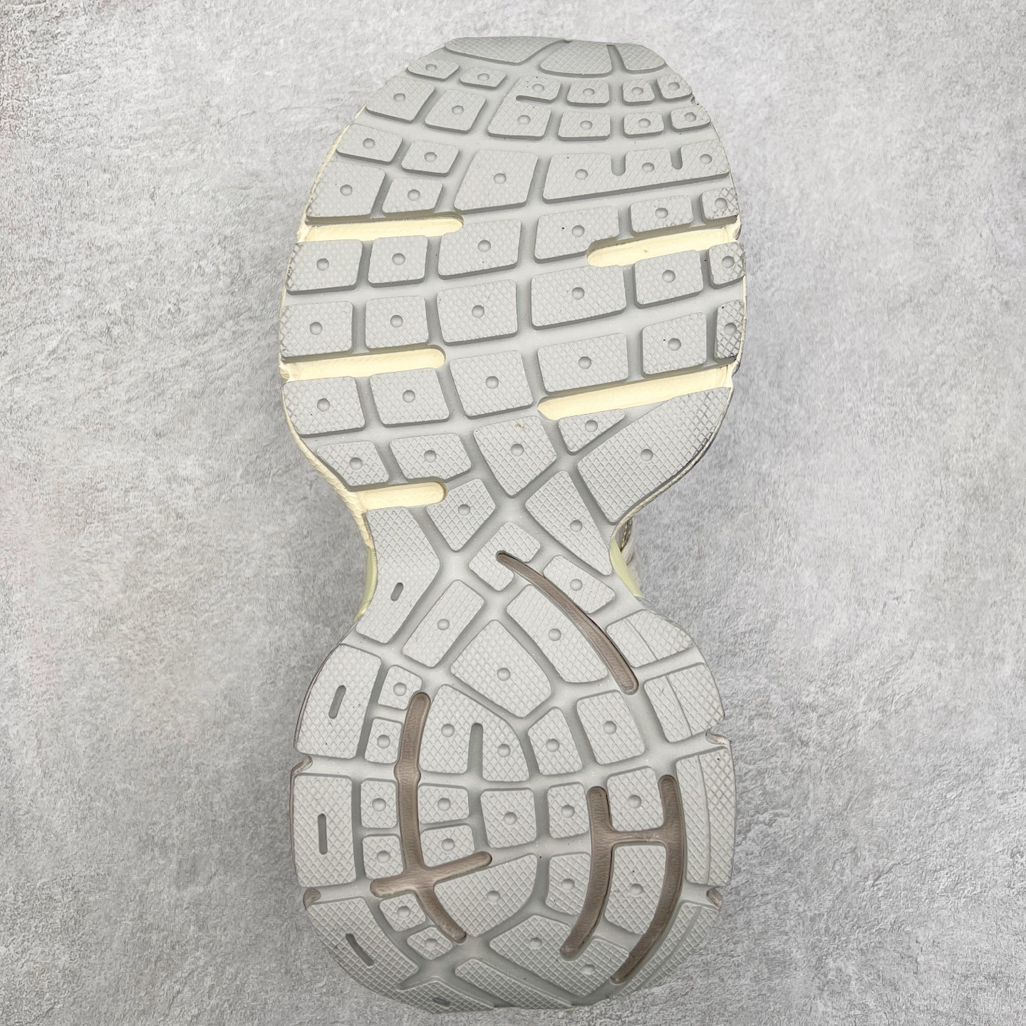 图片[9]-＃VG零售版 BALENCIAGA 3XL Sneakers 巴黎世家十代网布系带低帮走秀复古老爹鞋 全套原纸板楦头开发 最原汁原味的灵魂版型 全鞋荧光划线卡点 胶水把控整洁度追求极致完美 每一双都是工艺品 多重QC质检 超越公司货的品控标准 实实在在的免检产品 原盒原配 正确字体电绣 粗细、位置、大小正确 侧边TPU 透气孔匹配意产原版 正确分离大底 TPU软底 原版一致大底LOGO 立体感十足 原厂皮料水洗做旧 采购原厂网纱 不含皮革 网布材料和聚氨酯 磨损效果 鞋头边缘和后帮 Balenciaga 徽标 鞋面和后跟凸印尺码 鞋舌 3XL 橡胶品牌标识和反光细节 鞋帮拉袢和鞋舌拉祥 配反光细节 备用鞋带在鞋履前侧 可在穿着前取下 便于不同造型搭配 正常尺码 尺码：35 36 37 38 39 40 41 42 43 44 45 46-选品中心