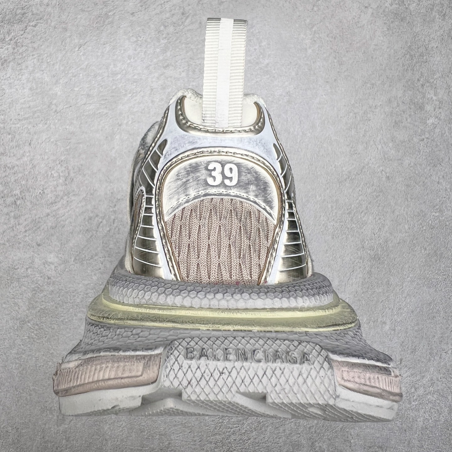 图片[8]-＃VG零售版 BALENCIAGA 3XL Sneakers 巴黎世家十代网布系带低帮走秀复古老爹鞋 全套原纸板楦头开发 最原汁原味的灵魂版型 全鞋荧光划线卡点 胶水把控整洁度追求极致完美 每一双都是工艺品 多重QC质检 超越公司货的品控标准 实实在在的免检产品 原盒原配 正确字体电绣 粗细、位置、大小正确 侧边TPU 透气孔匹配意产原版 正确分离大底 TPU软底 原版一致大底LOGO 立体感十足 原厂皮料水洗做旧 采购原厂网纱 不含皮革 网布材料和聚氨酯 磨损效果 鞋头边缘和后帮 Balenciaga 徽标 鞋面和后跟凸印尺码 鞋舌 3XL 橡胶品牌标识和反光细节 鞋帮拉袢和鞋舌拉祥 配反光细节 备用鞋带在鞋履前侧 可在穿着前取下 便于不同造型搭配 正常尺码 尺码：35 36 37 38 39 40 41 42 43 44 45 46-选品中心