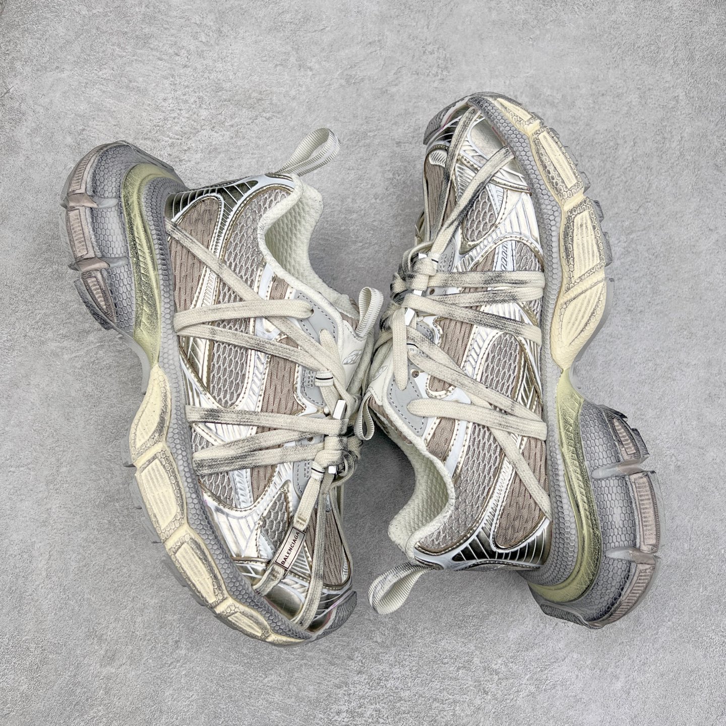 图片[3]-＃VG零售版 BALENCIAGA 3XL Sneakers 巴黎世家十代网布系带低帮走秀复古老爹鞋 全套原纸板楦头开发 最原汁原味的灵魂版型 全鞋荧光划线卡点 胶水把控整洁度追求极致完美 每一双都是工艺品 多重QC质检 超越公司货的品控标准 实实在在的免检产品 原盒原配 正确字体电绣 粗细、位置、大小正确 侧边TPU 透气孔匹配意产原版 正确分离大底 TPU软底 原版一致大底LOGO 立体感十足 原厂皮料水洗做旧 采购原厂网纱 不含皮革 网布材料和聚氨酯 磨损效果 鞋头边缘和后帮 Balenciaga 徽标 鞋面和后跟凸印尺码 鞋舌 3XL 橡胶品牌标识和反光细节 鞋帮拉袢和鞋舌拉祥 配反光细节 备用鞋带在鞋履前侧 可在穿着前取下 便于不同造型搭配 正常尺码 尺码：35 36 37 38 39 40 41 42 43 44 45 46-选品中心